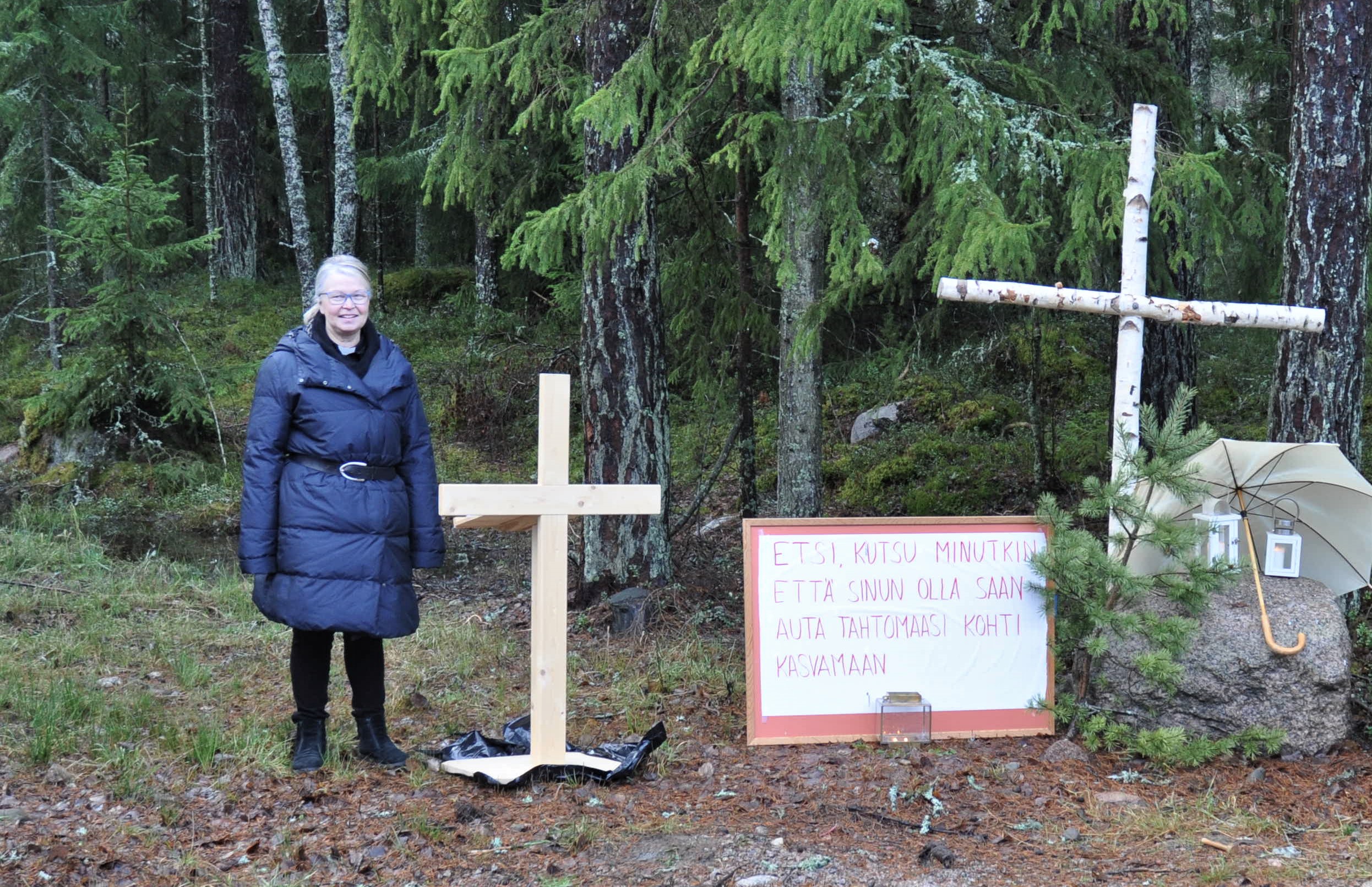 Kirkkoherra Tiina Rautiainen metsäkirkossa