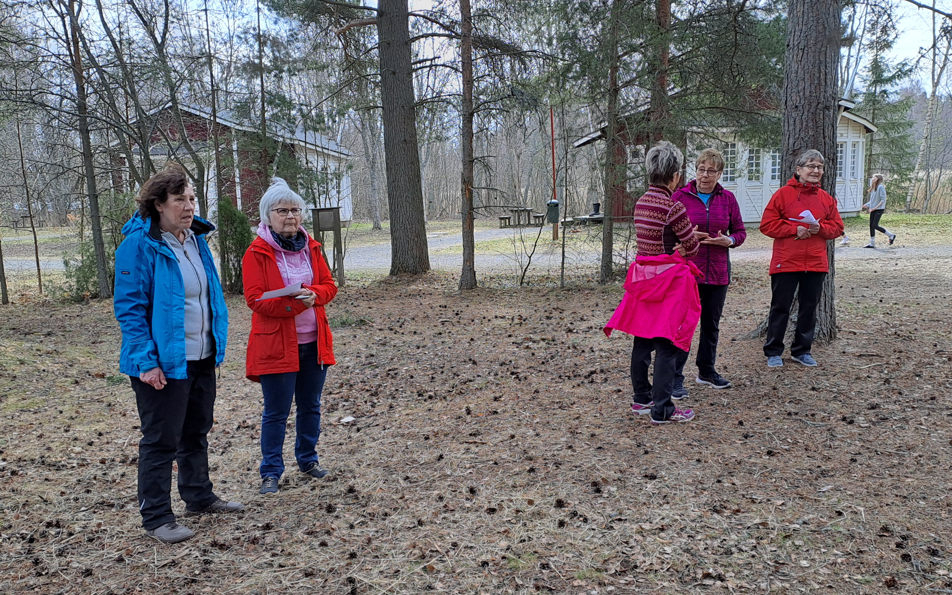 Tehtävät suoritettu. Pirjo Pallaspuro, Seija Järvelä, Eila Alakotila, Anneli Oja-Heiniemi ja Sinikka Willman.