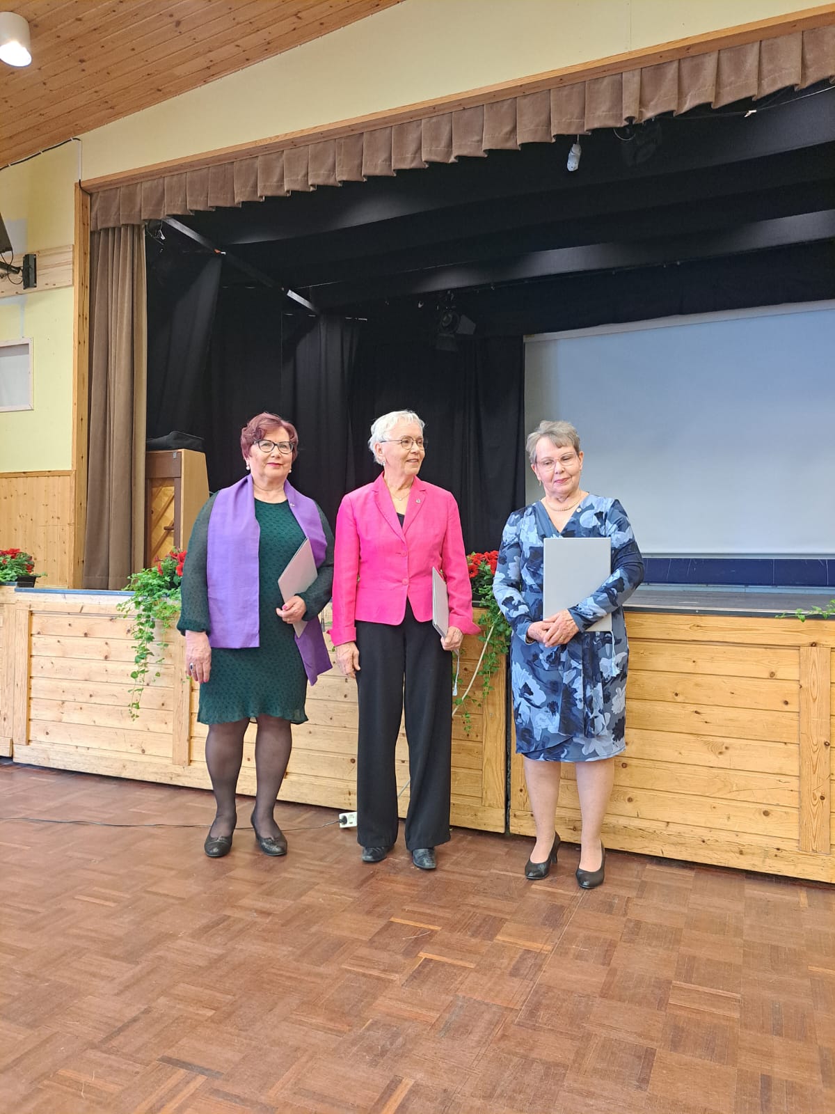 Ansiomerkkien saajat Hilkka Peltola, Eva Maijala, Riitta Polvi-Karjalainen