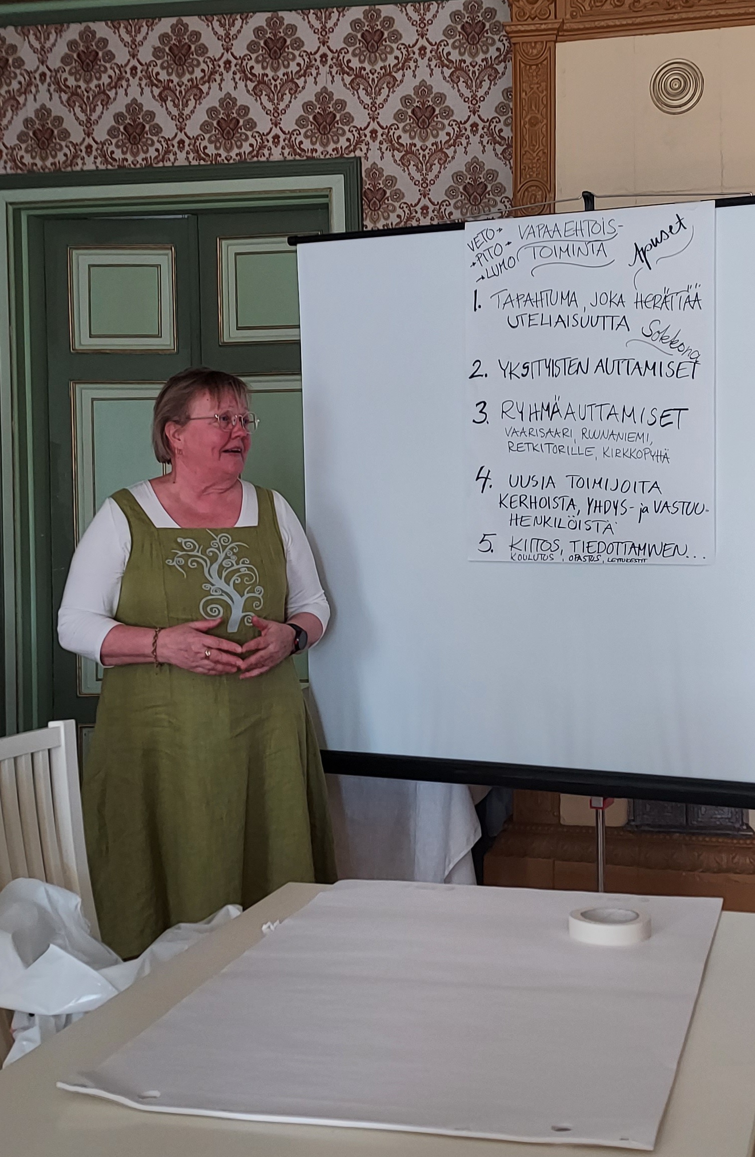 Helena Kauppinen esittelee Ristiinan työn tuloksia