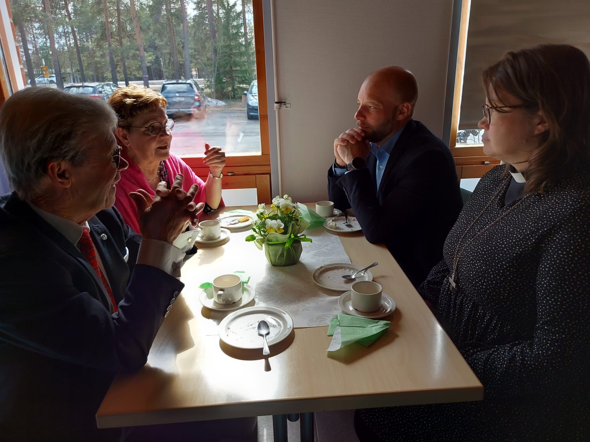 Kutsuvieraat juhlakahvilla