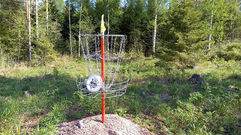 Frisbeegolf kiekko ja kori