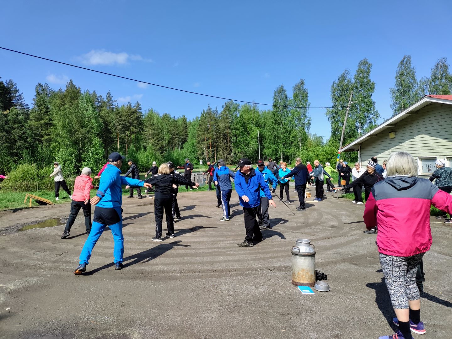 Voimistella ih,isiä ryhmä