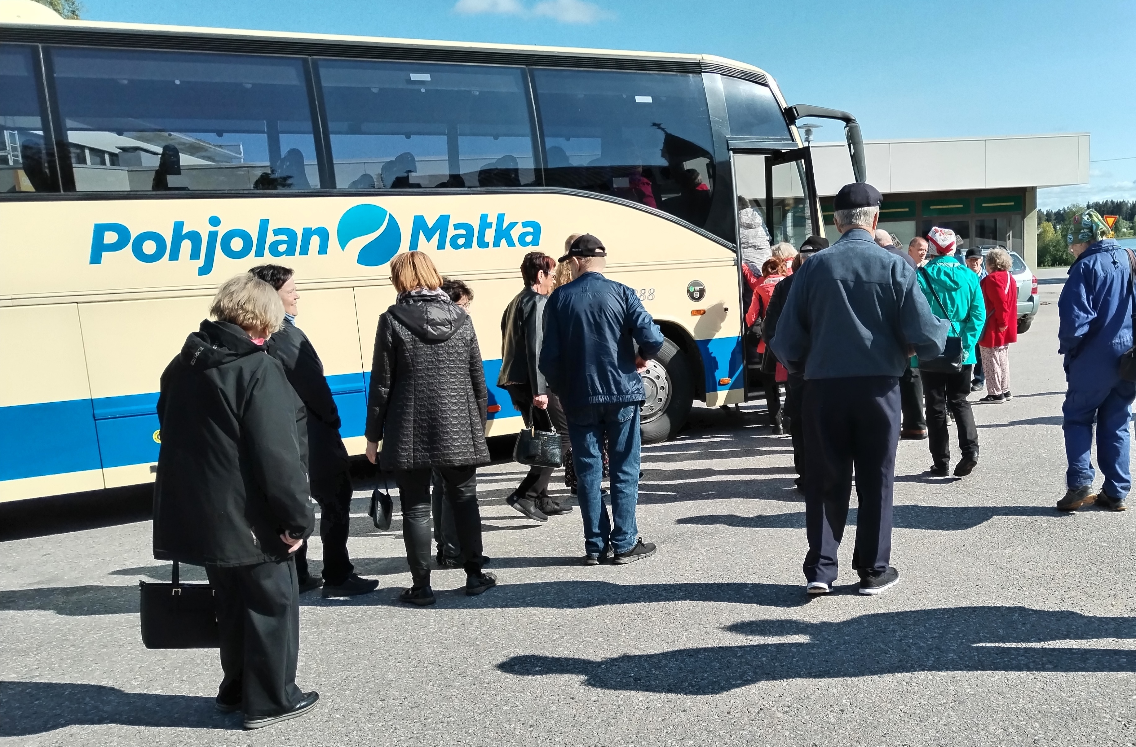 ja ei ku autoon ja matkalle mukaan
