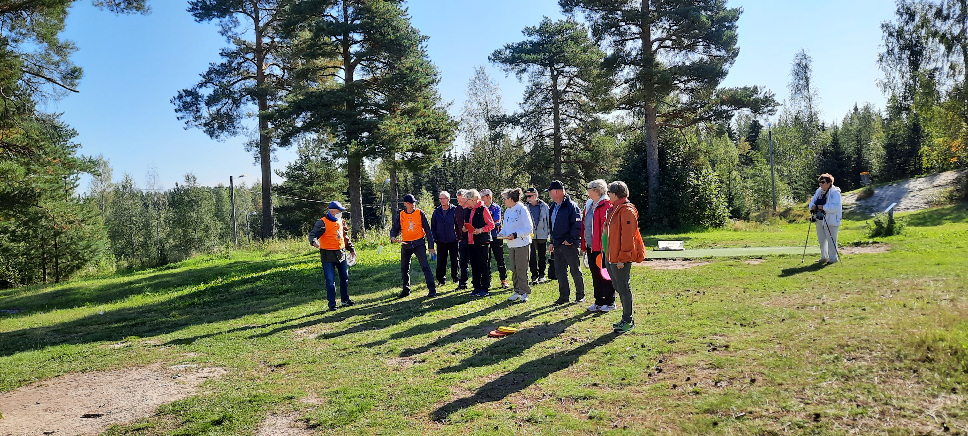 Ihmisiä pelaamassa