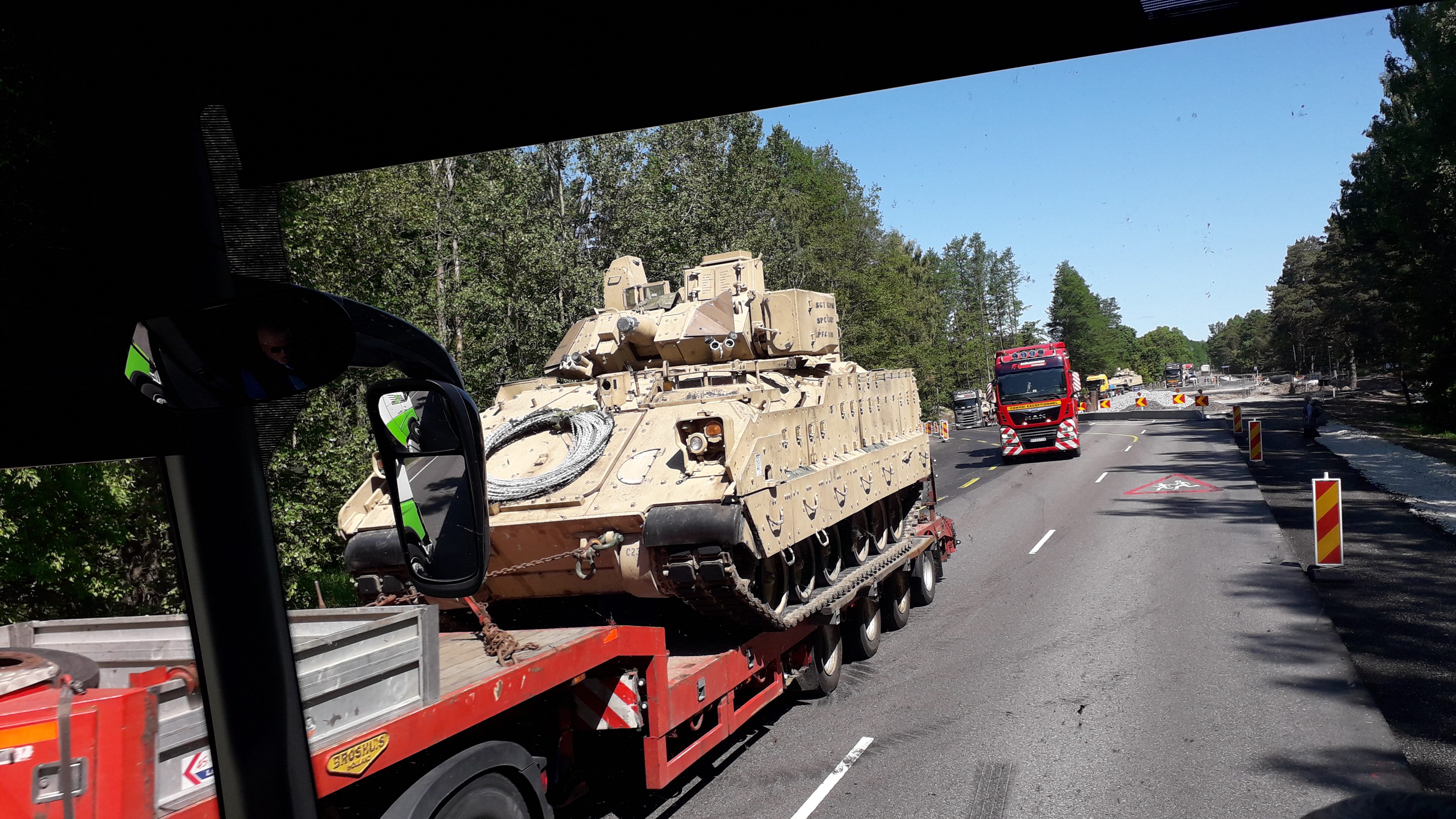 Paluumatkalla Latviasta Tallinnaan tuli vastaan kolonna tankkeja. Minne lie menossa?