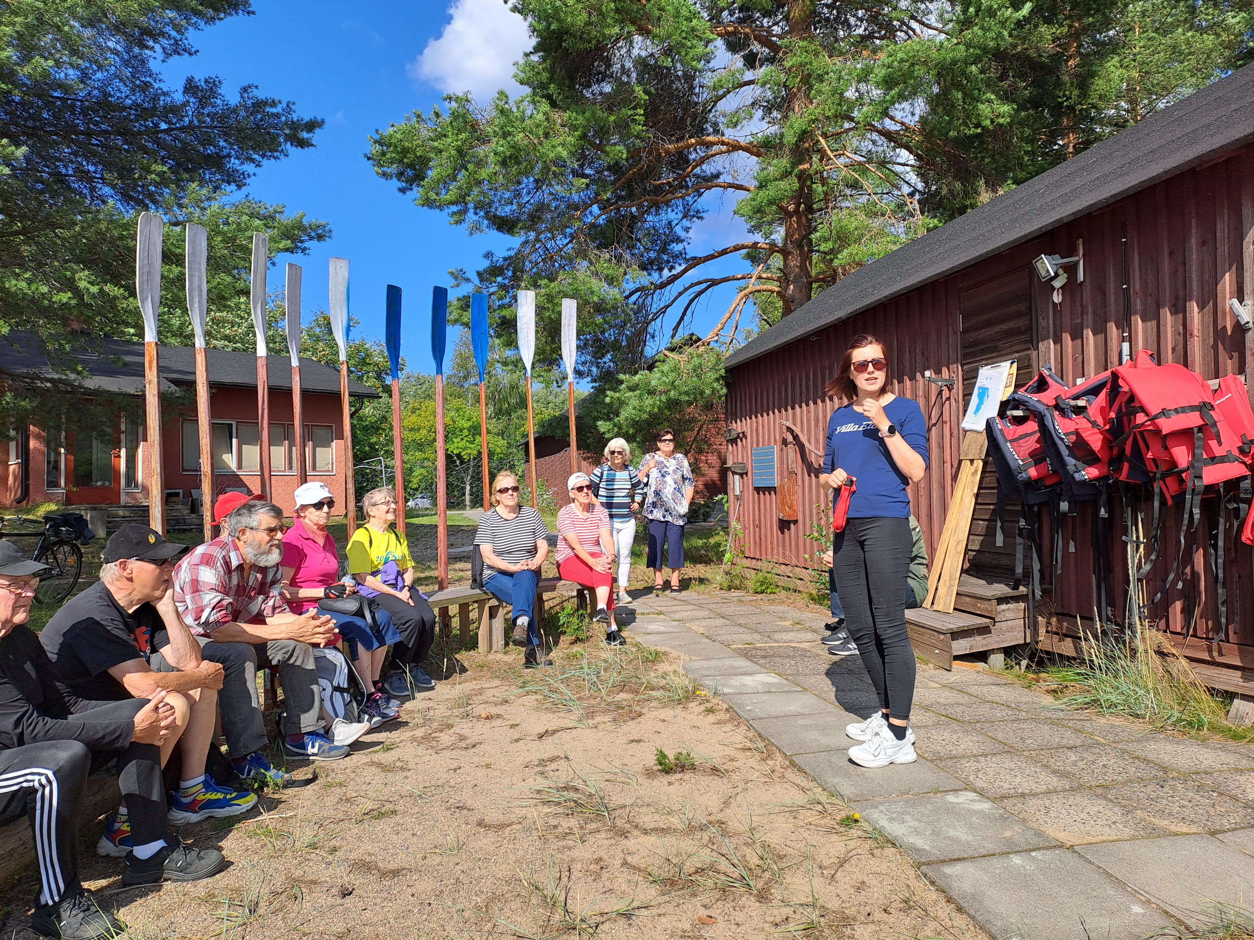 Susanna Kumpula ohjeistaa melojia.