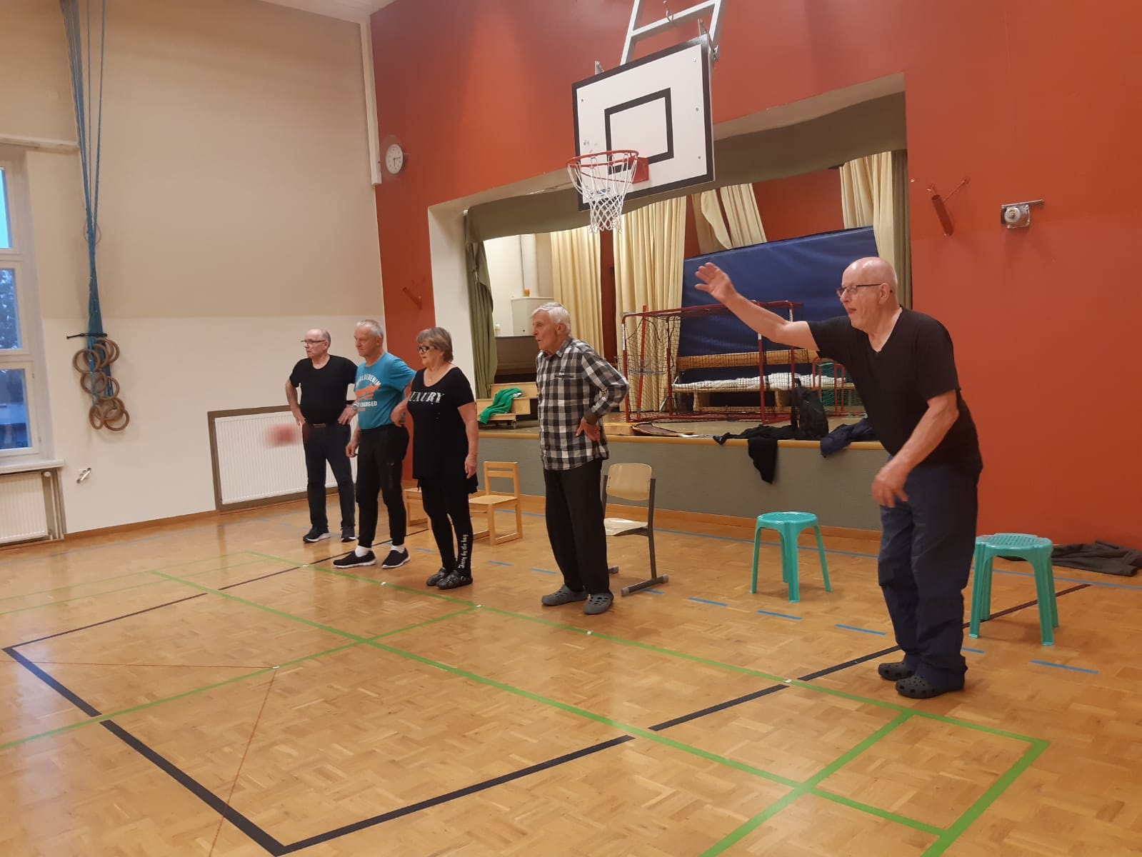 Boccian peluuta koulun liikuntasalissa