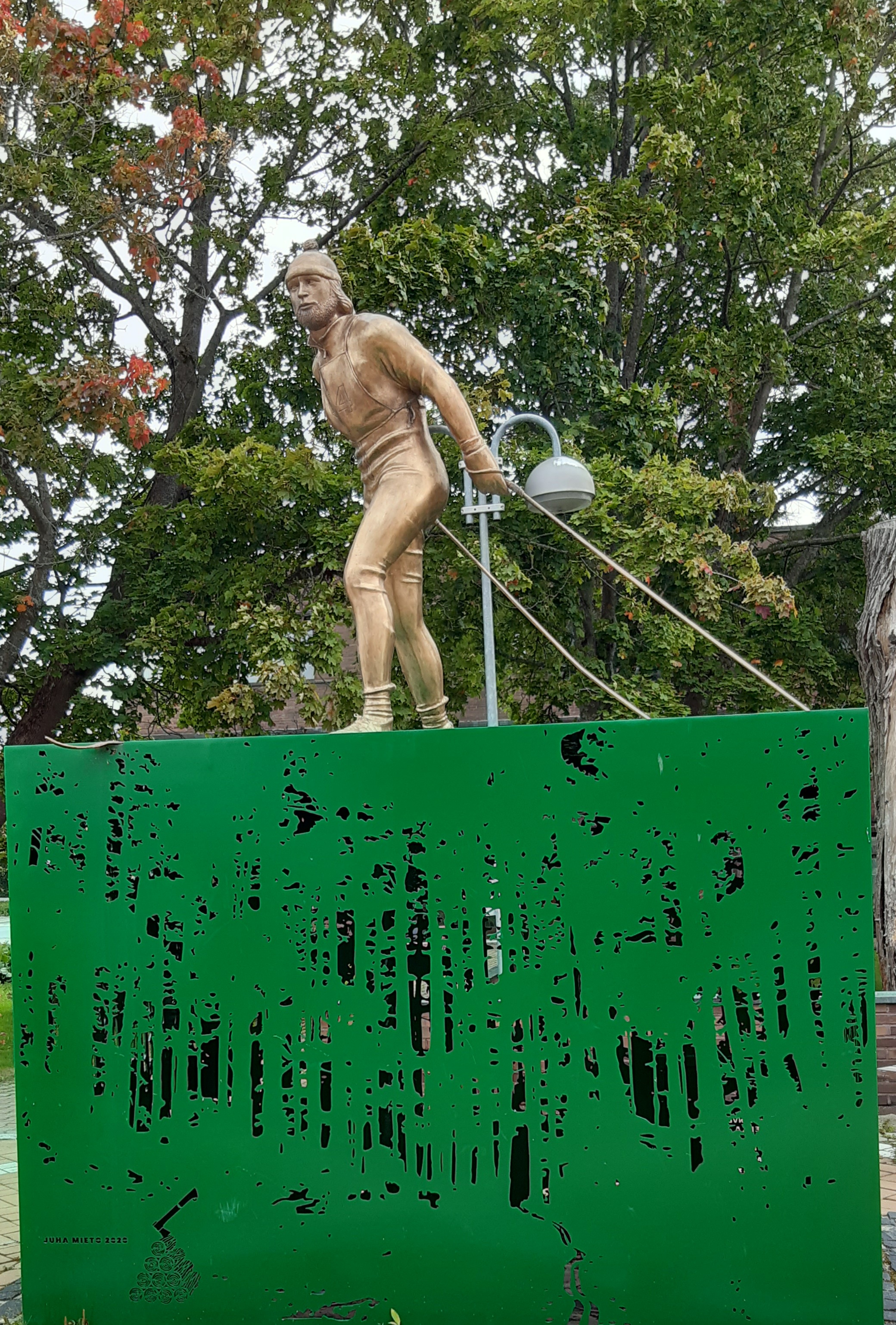 Hiihtäjälegenda Juha Miedon patsas