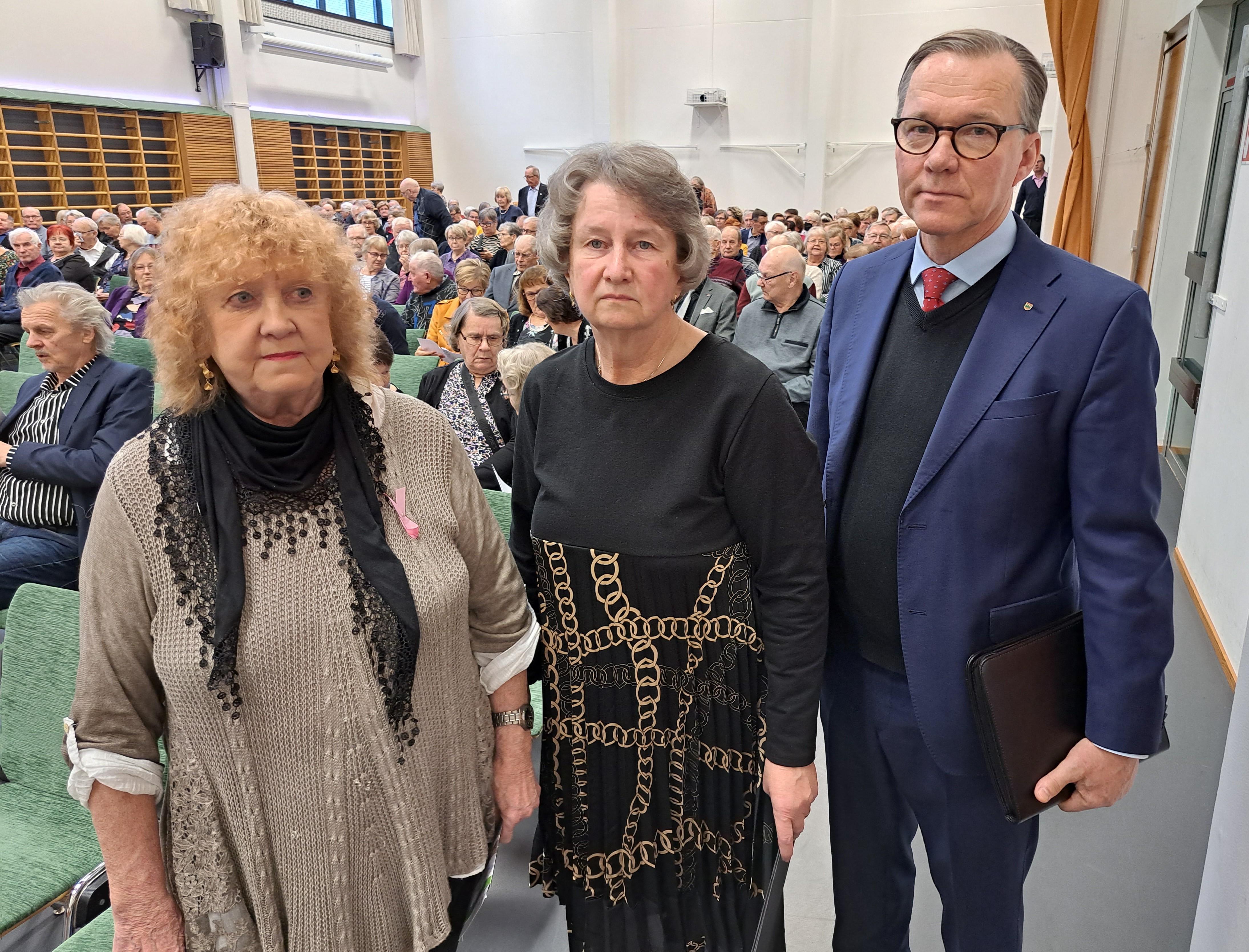 Piirin puheenjohtaja Eira Seppänen, Vaalan yhdistyksen puheenjohtaja Aune Sallila ja juhlapuhuja Timo Korhonen
