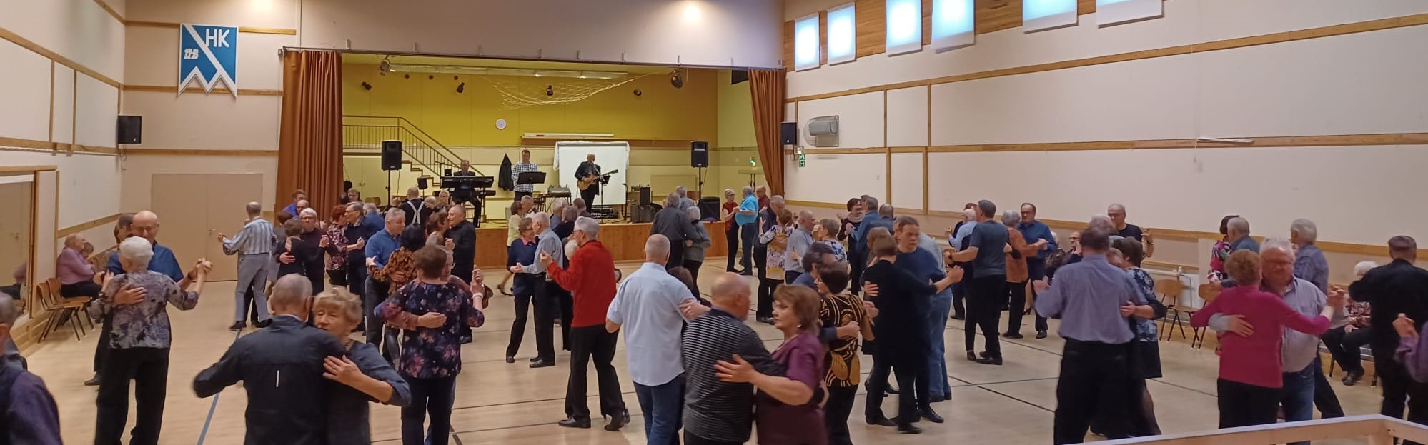 Yleisöä tanssimassa