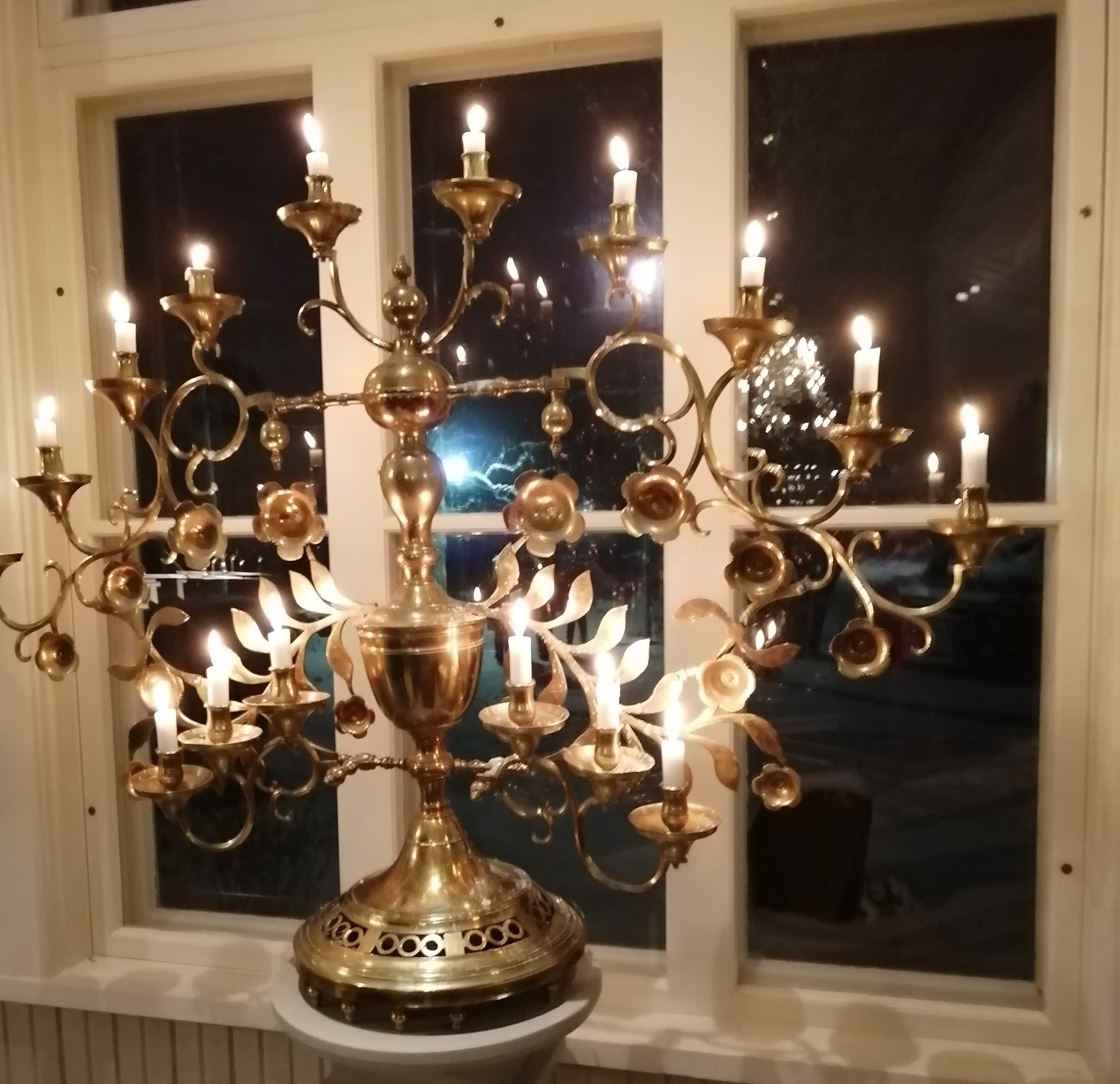 Kaustisen kirkon kynttelikkö