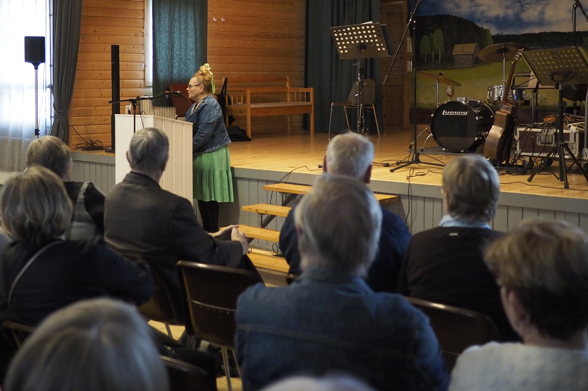 EL Keski-Pohjanmaan piirin toiminnanjohtaja Taina Alanko toi juhlaan piirin terveiset ja mukavan tarinan omasta elämästään.