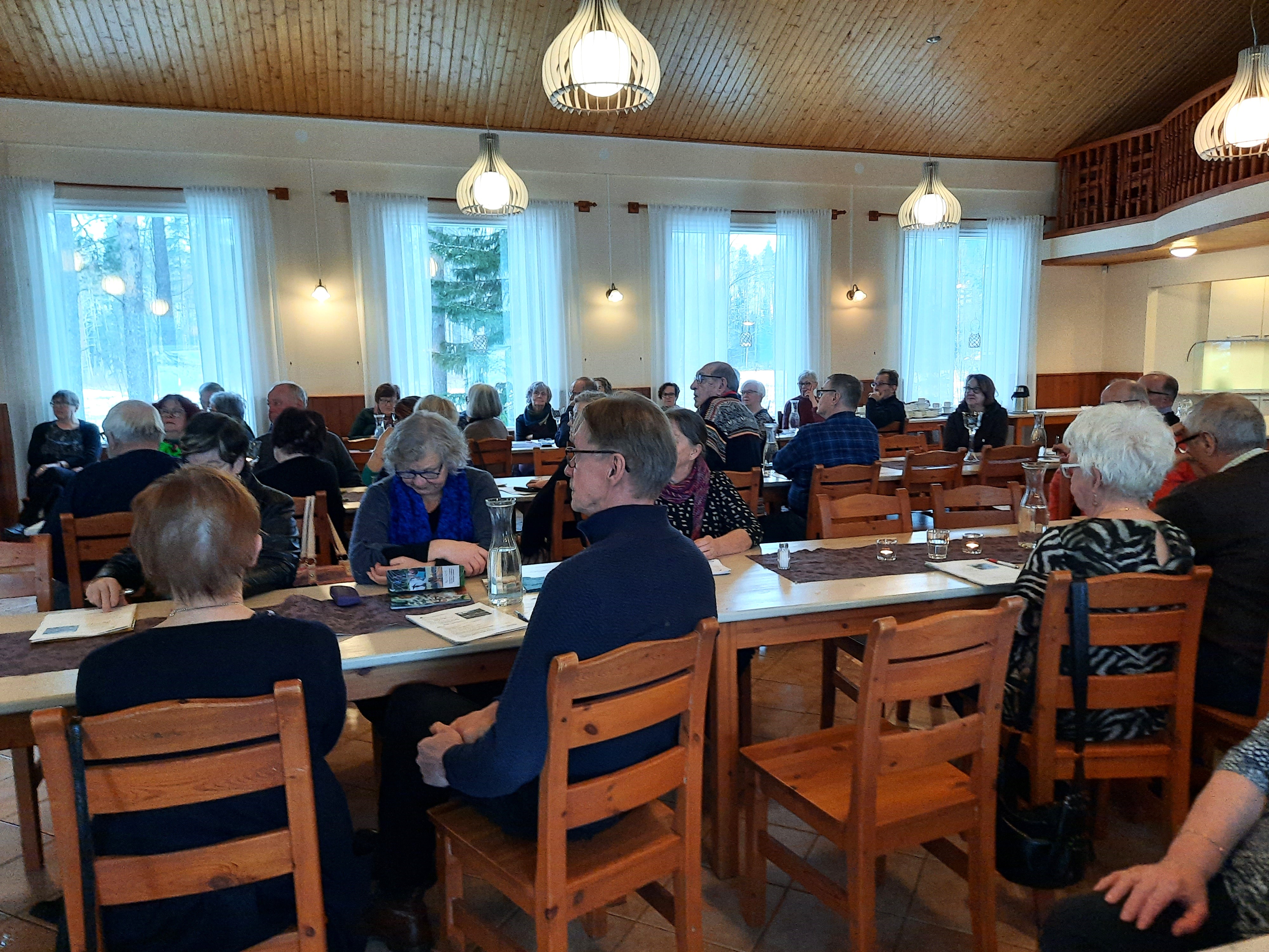 Ihmisiä kuvassa