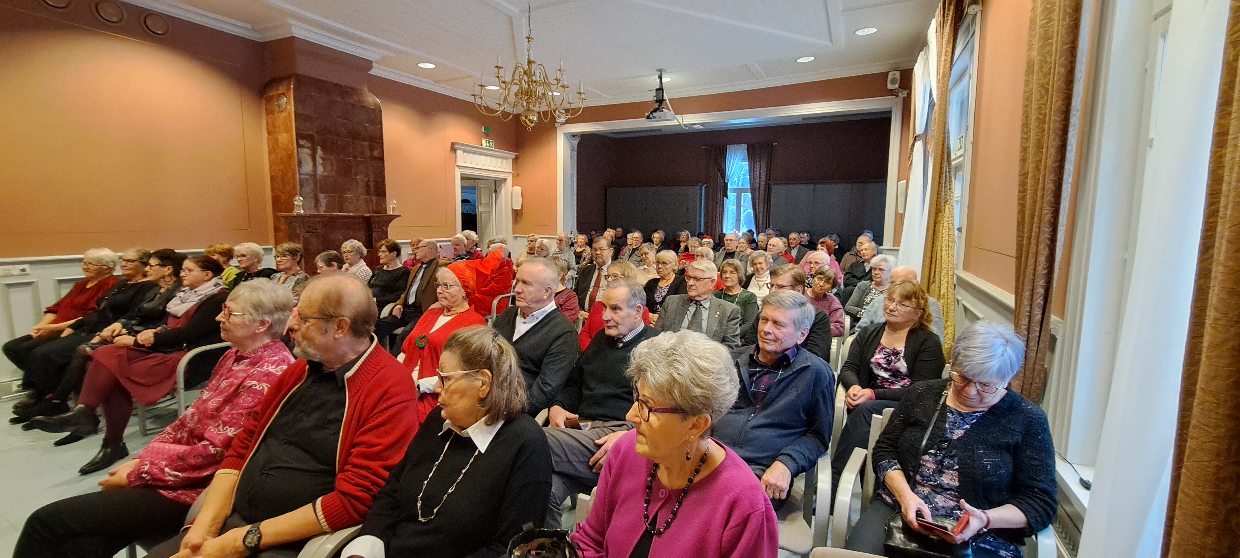 Juhlasali oli ääriäänmyöten täynnä