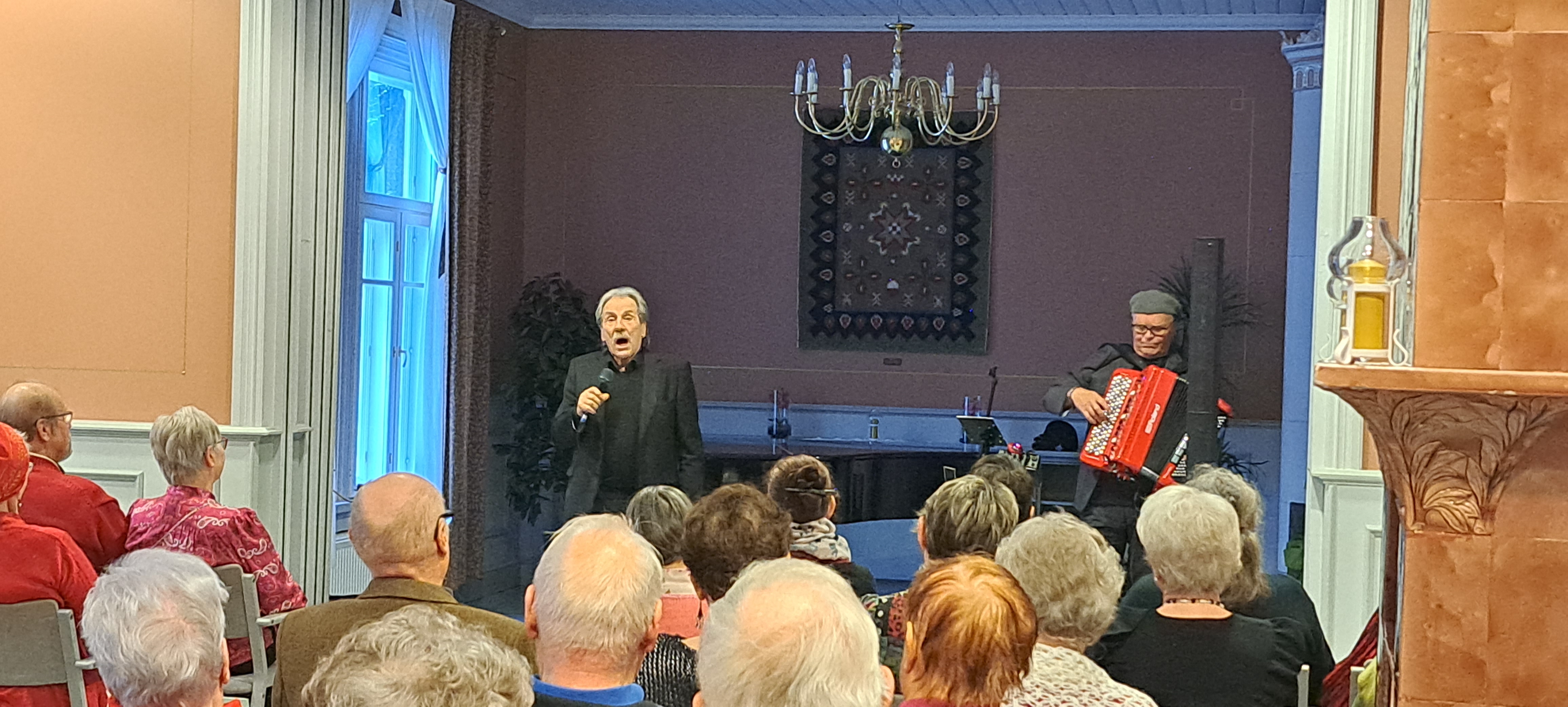 Erkki Liikanen ja Veli-Matti Friman pitivät viihdyttävän konsertin