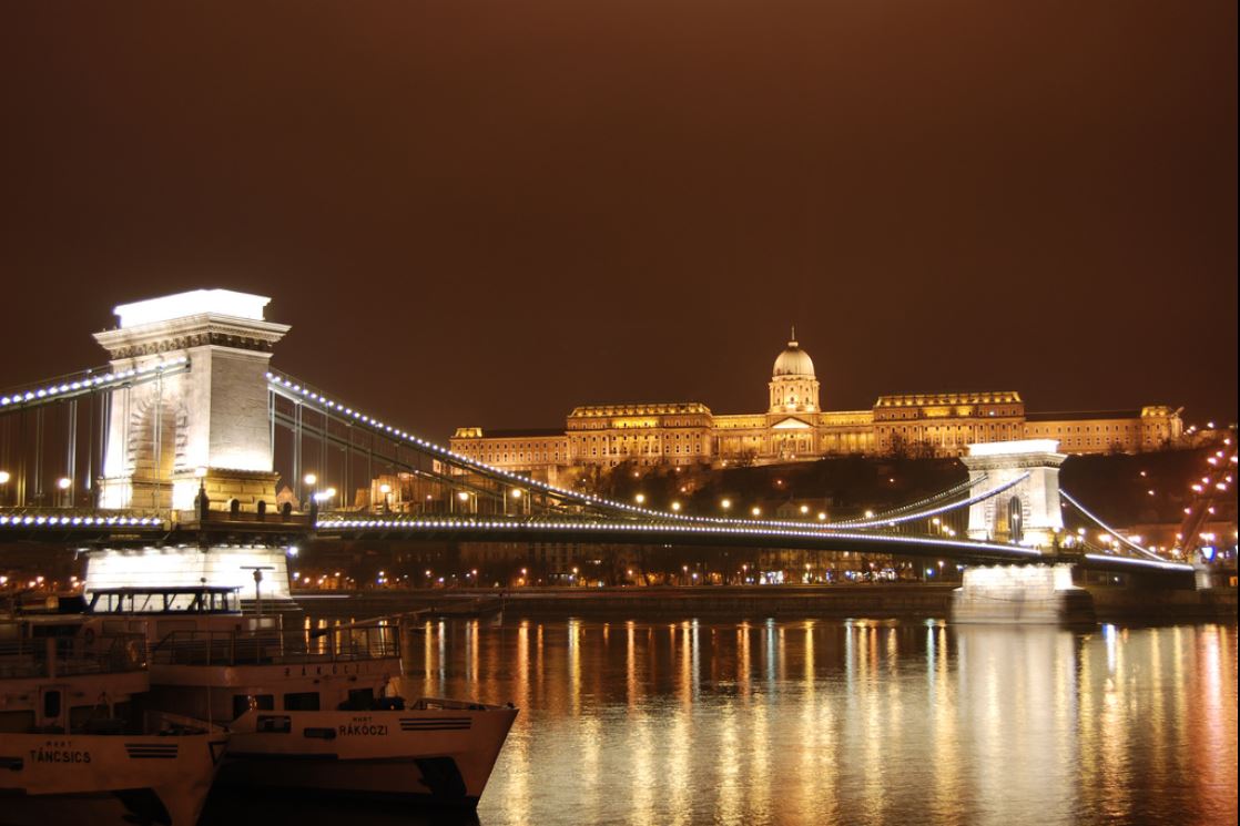 Kuva Budabestistin ketjusillasta ja parlamenttitalosta