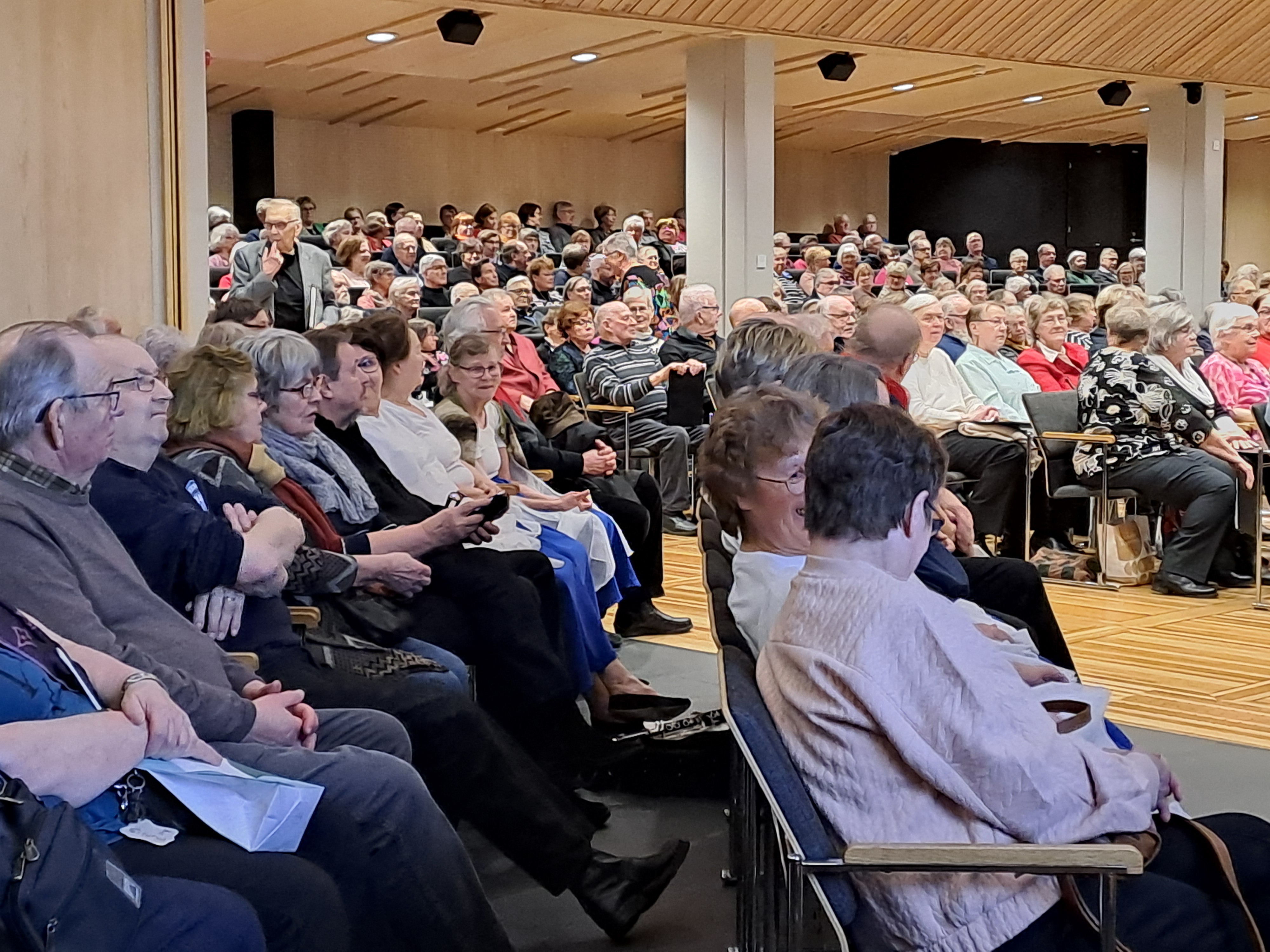 Kokkola-sali oli täyttynyt eläkeläisistä.