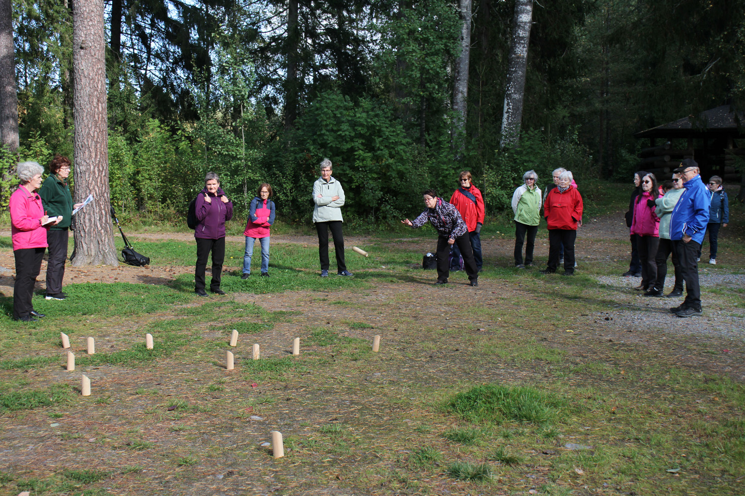 Niihamassa mölkkypeli käynnissä