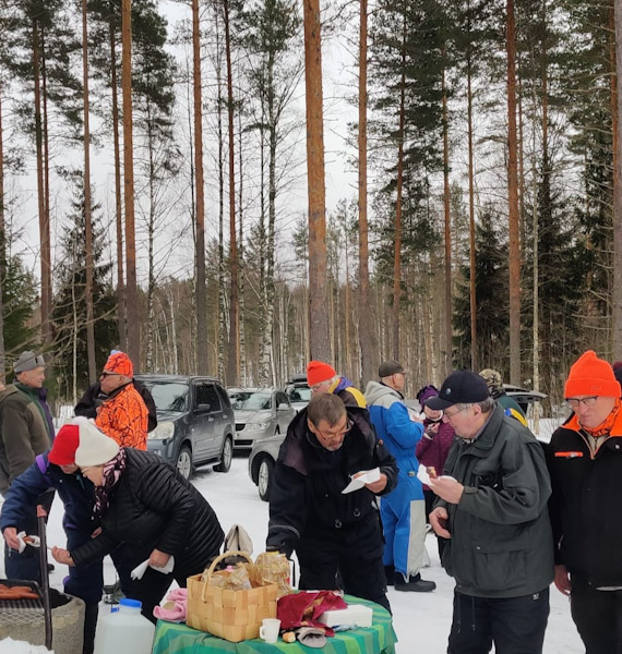 Makkarat ja nokipannukahvi maistuu.