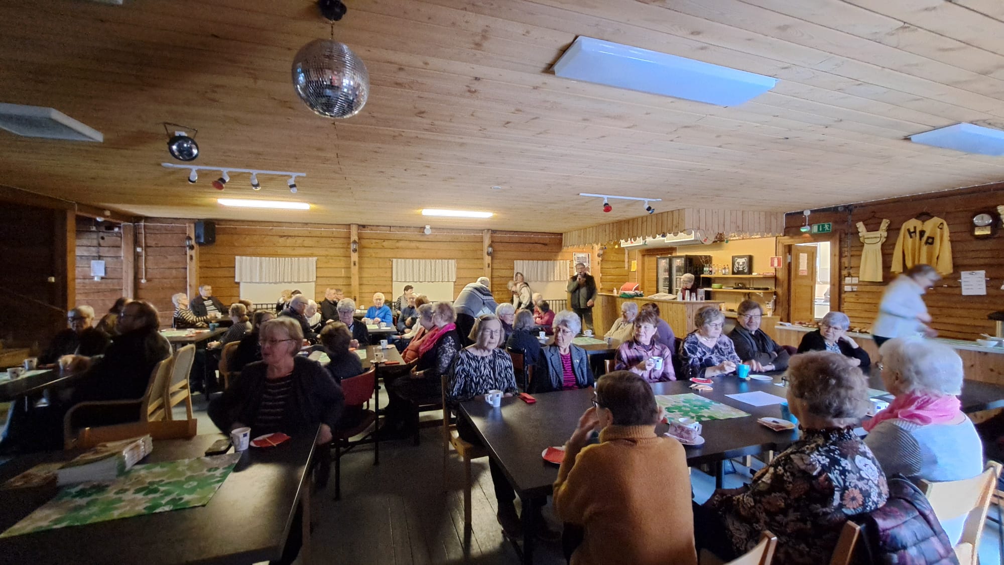 Riitta Valo kertoi seniorien hyvinvointineuvolasta sekä ikäihmisten ruokavaliosta.