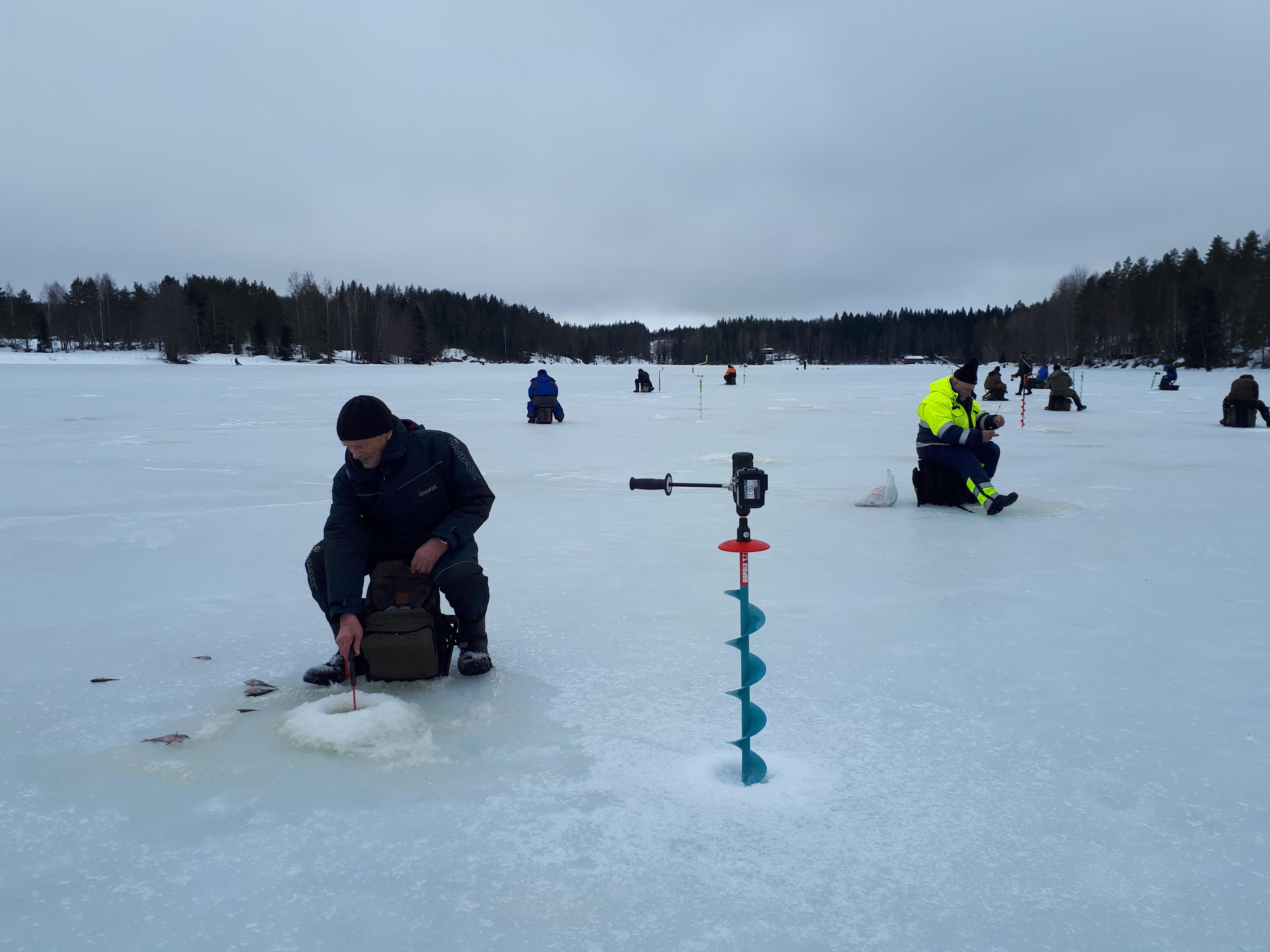 Kuva kalastajista pilkillä piirin kilpailussa