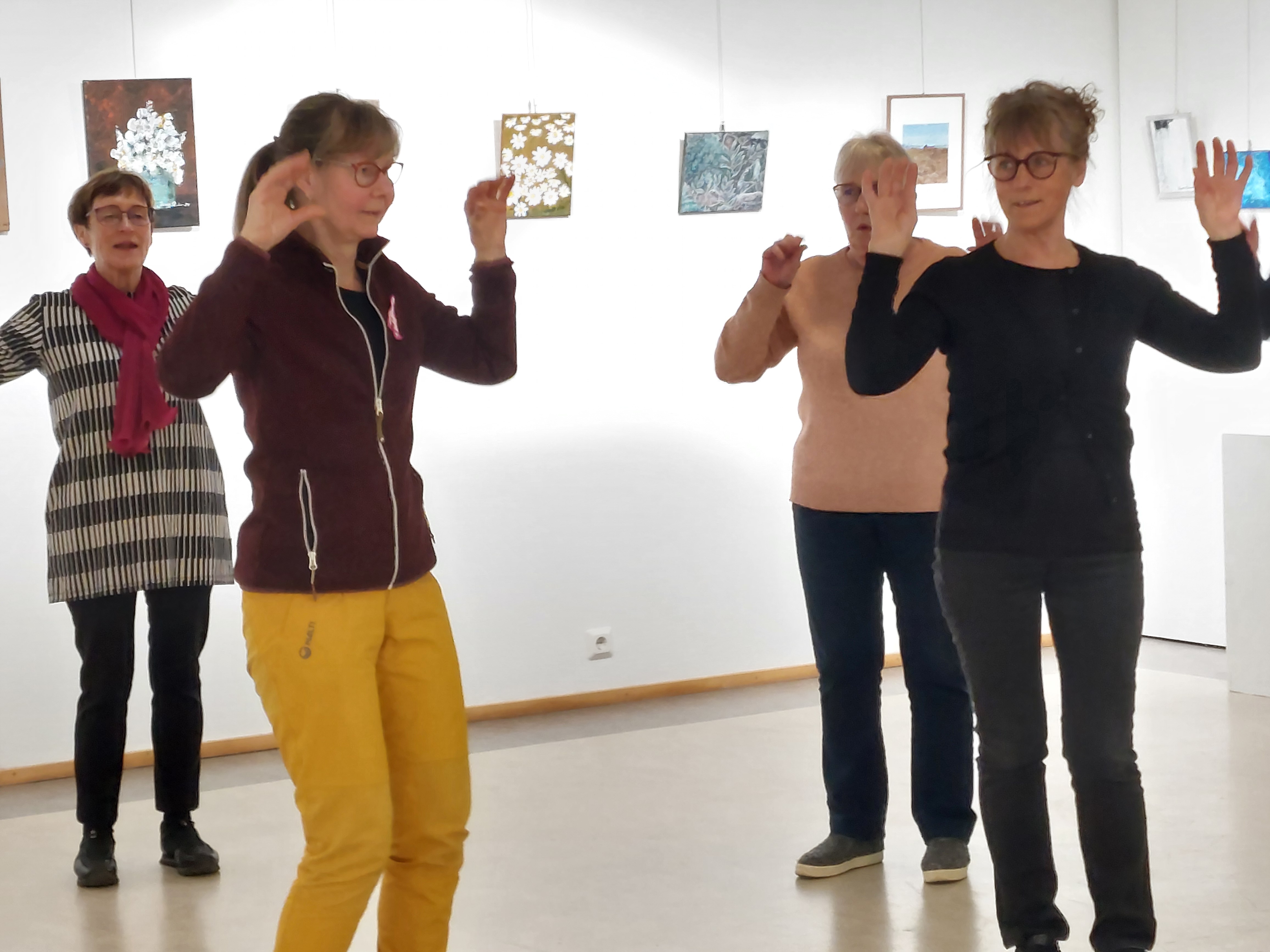 Tauolla virkistyttiin musiikin ja leikillisen tanssin lomassa. Ulla ja Terttu opastivat tiputanssia