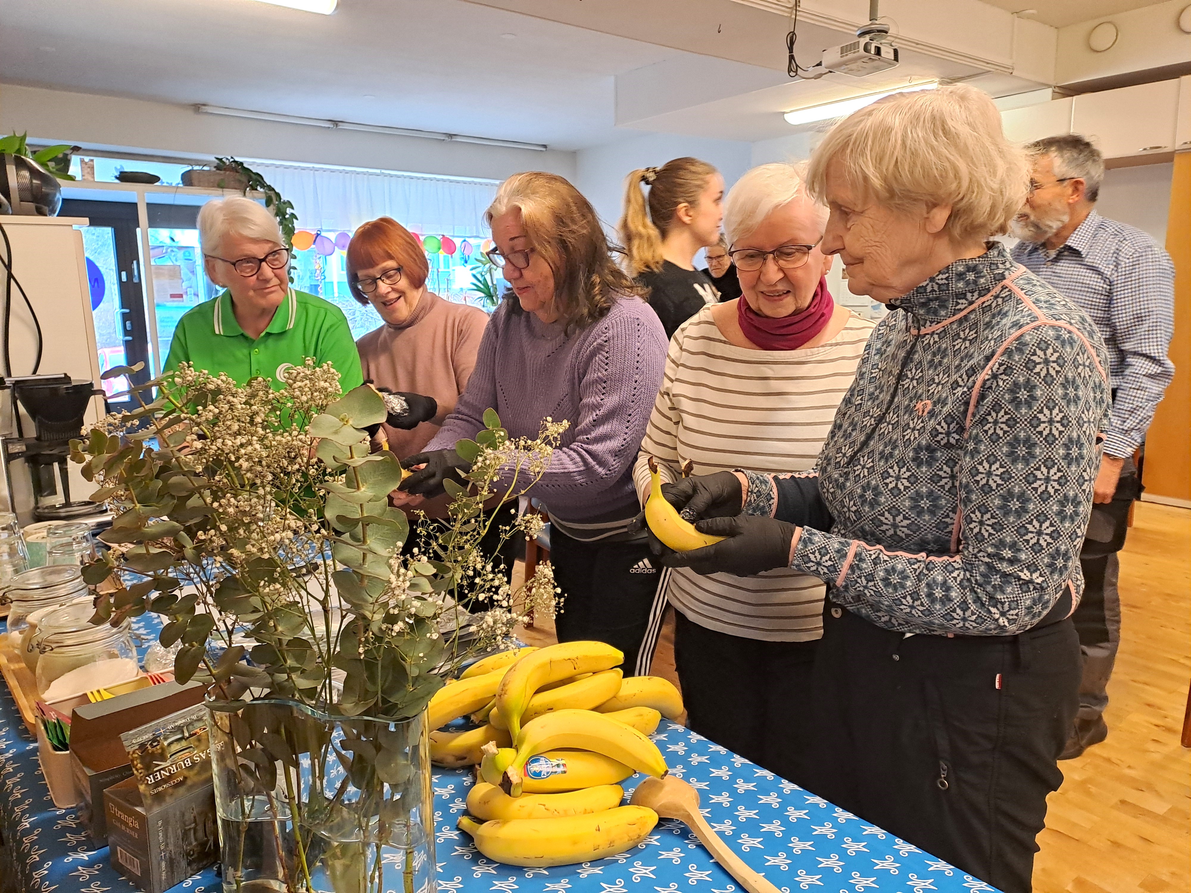 Suklaabanaanien esivalmistelussa Helena, Liisa, Annikki, Riitta ja Riitta-Liisa