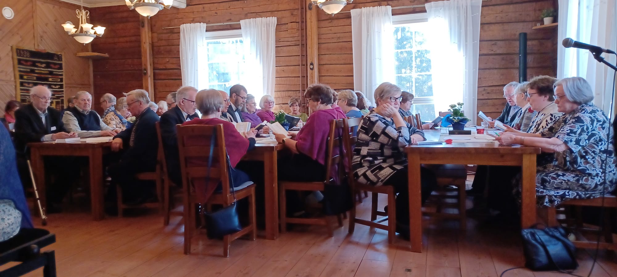 Kuukausitilaisuuden yleisöä