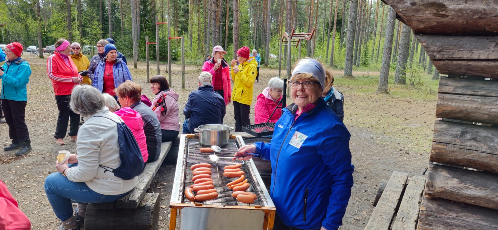 Leila paistoi makoisat makkarat.