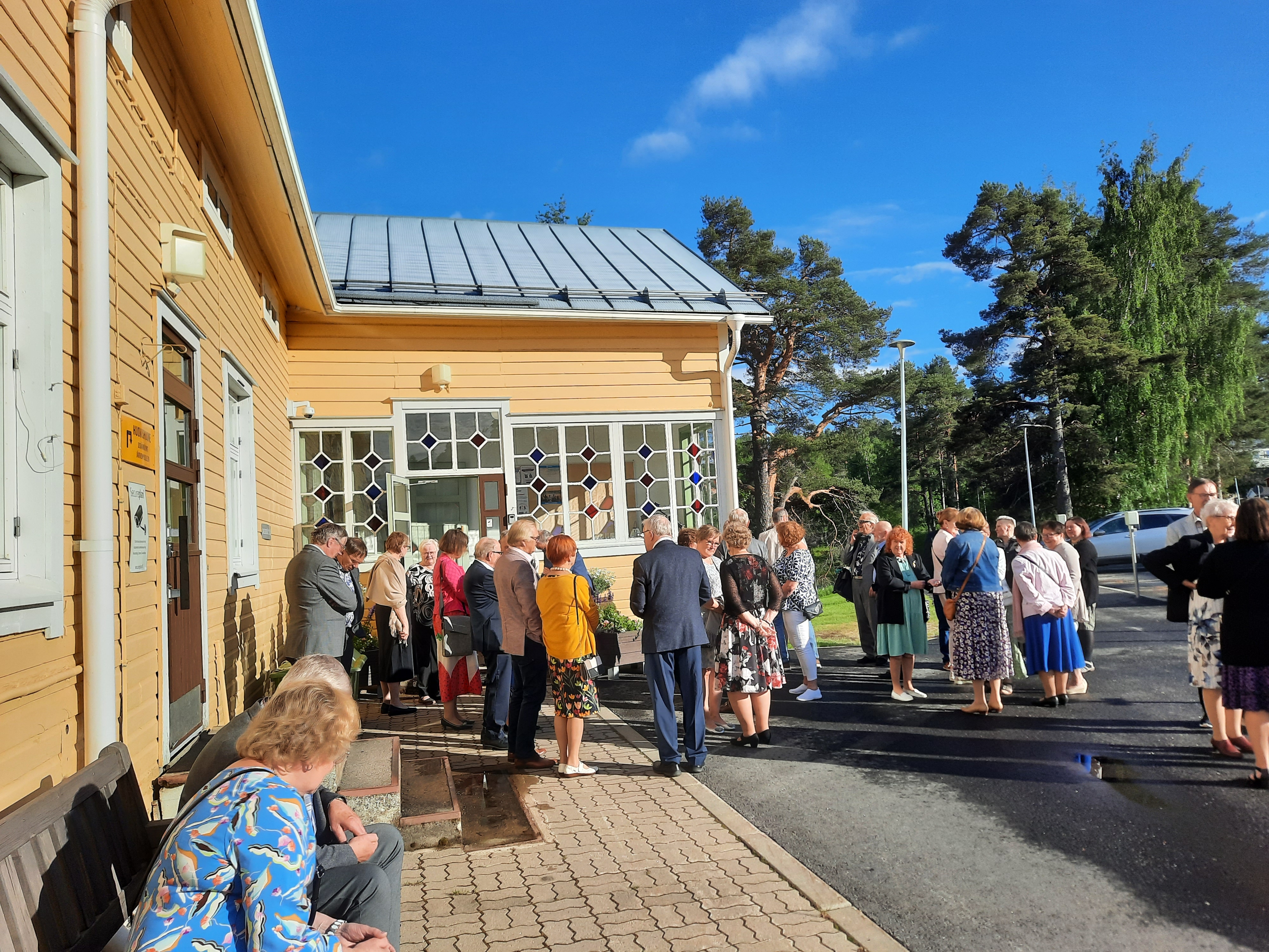 Historiallinen rakennus ja tutustujia