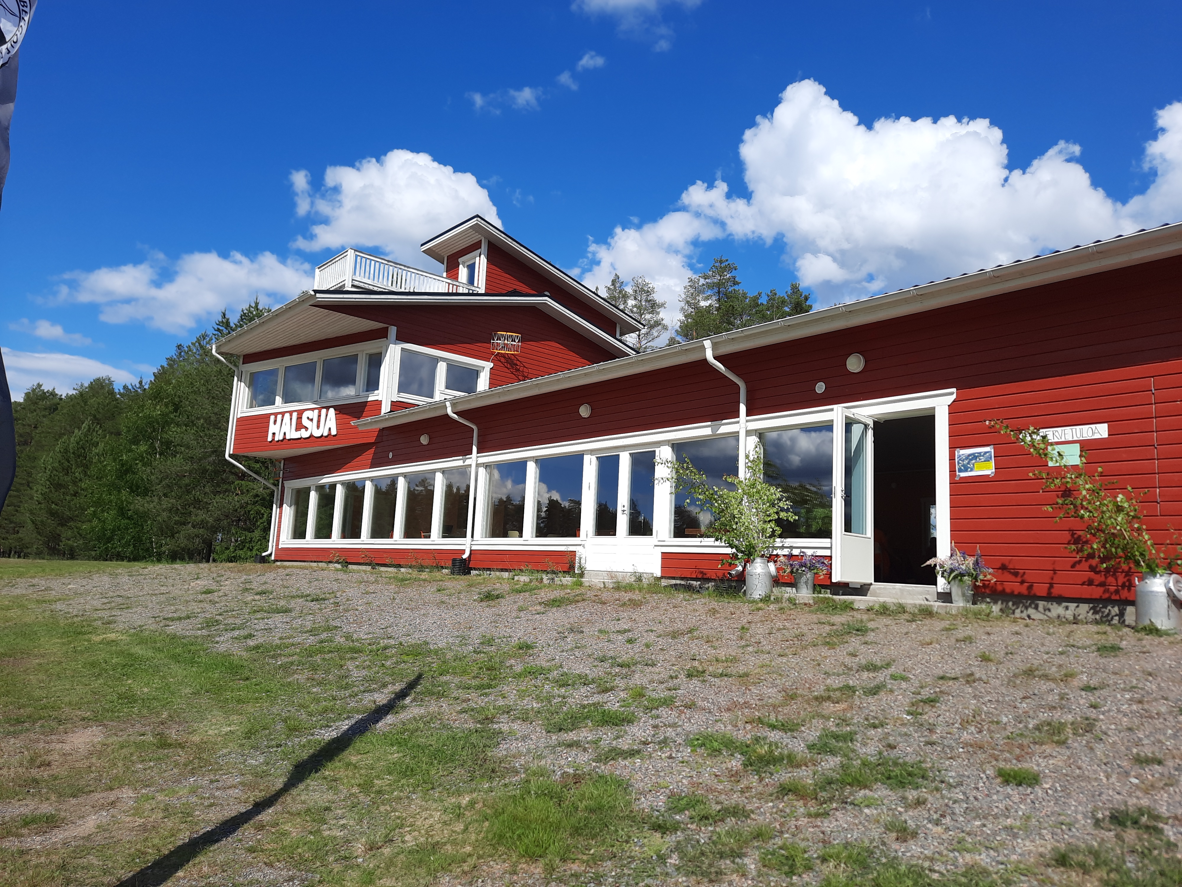 Palkinojenjako ja lähtökahvit viereisessä ravikeskuksessa