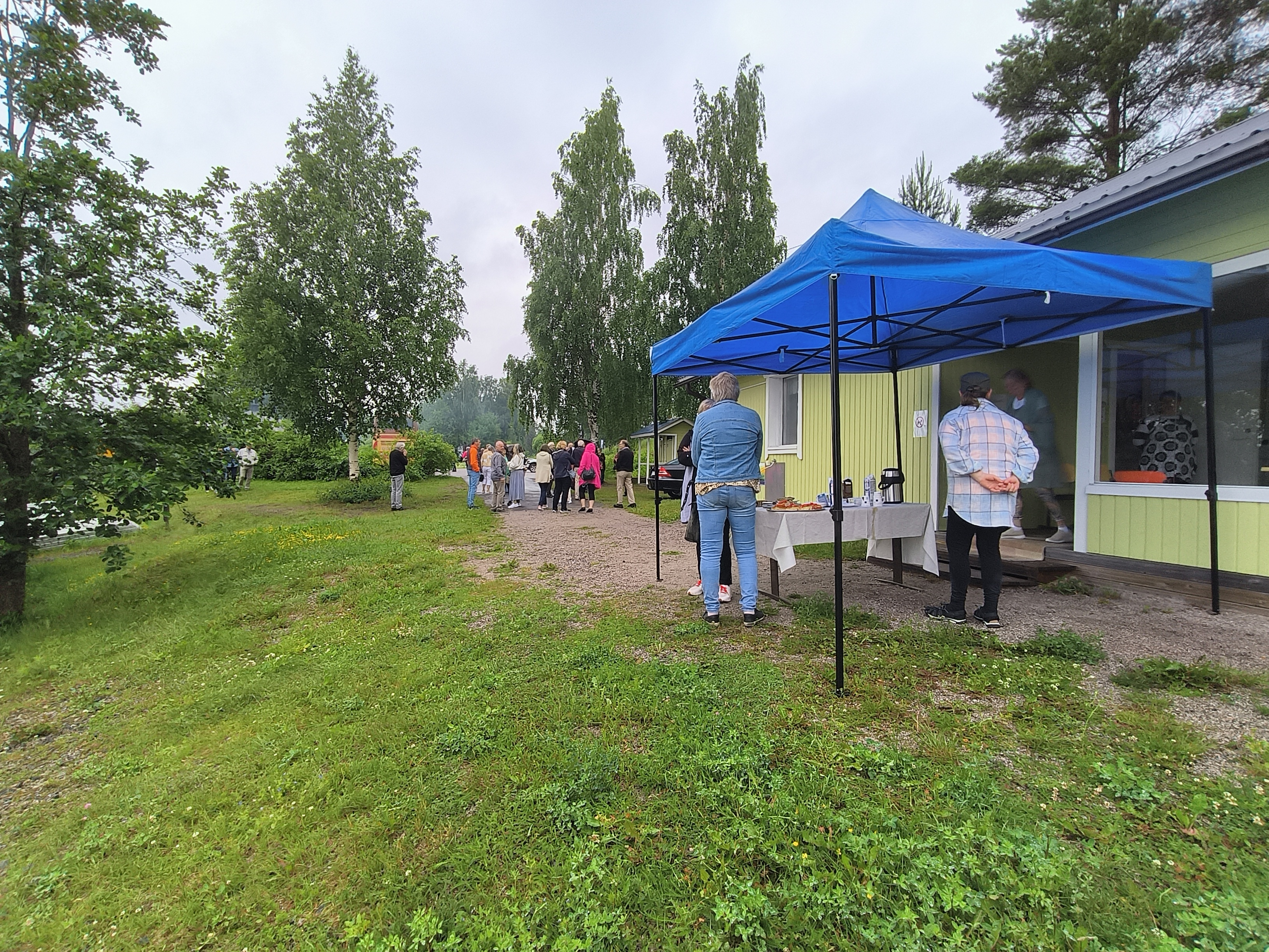 Saarenkylän kyläyhdistyksen naiset olivat keittäneet aamukaffit ja paistaneet maittavat piirakat