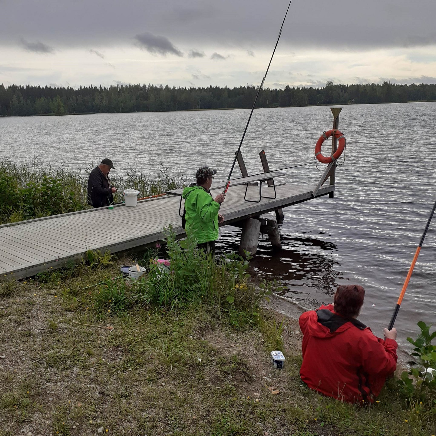 Ihmisiä onkimassa rannalla