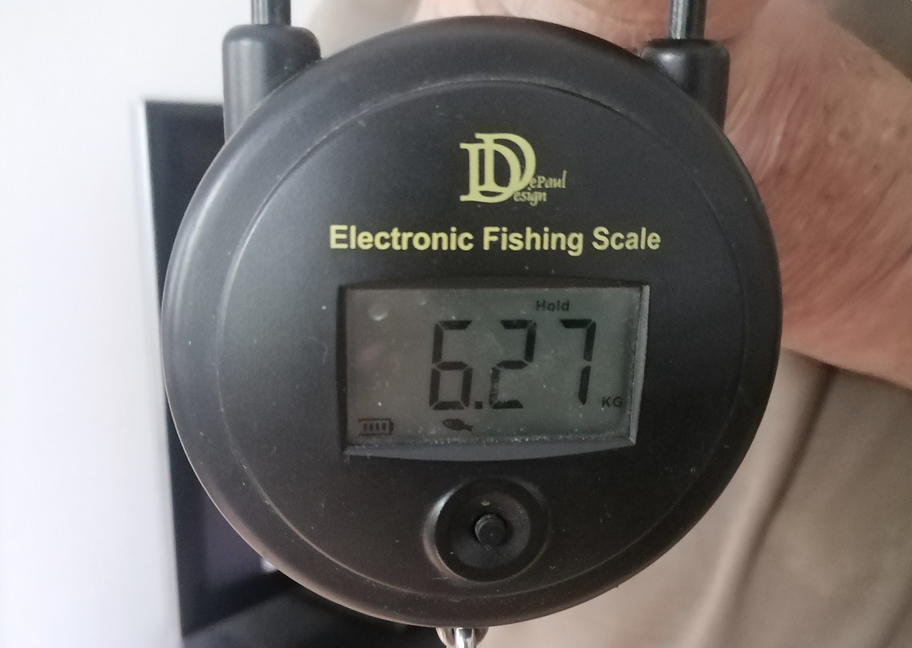 Vaaka, joka näyttää keilapallon painoksi 6,27 kg