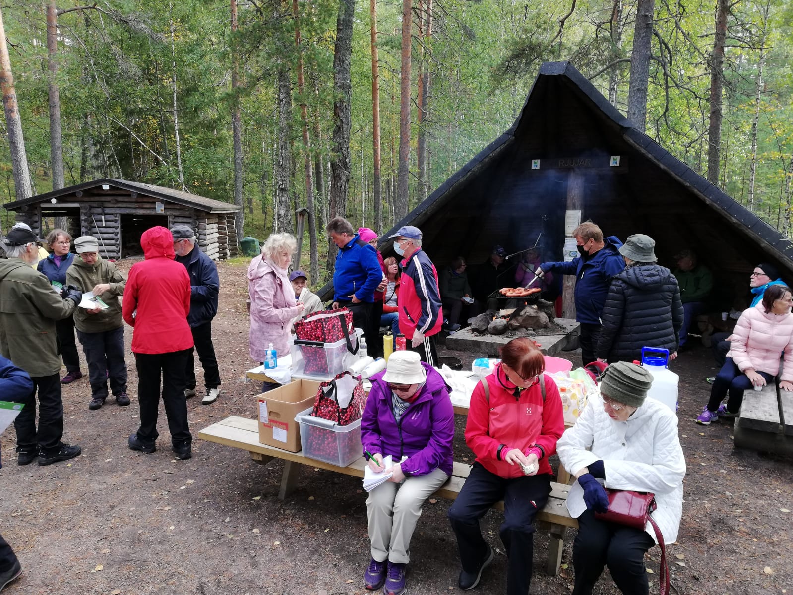 Makkaranpaistoa kodalla