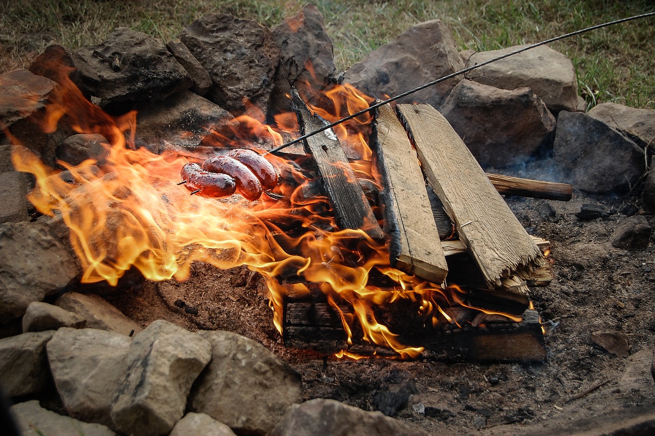 Makkaranpaistoa avotulella