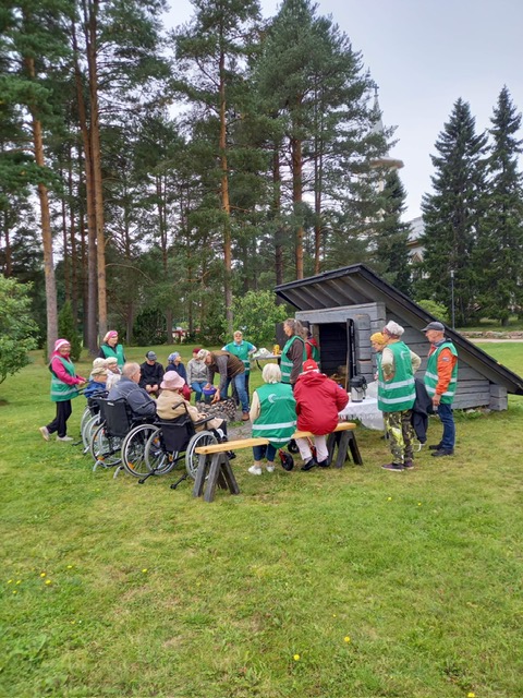 Yhdessä seurakunnan laavulla