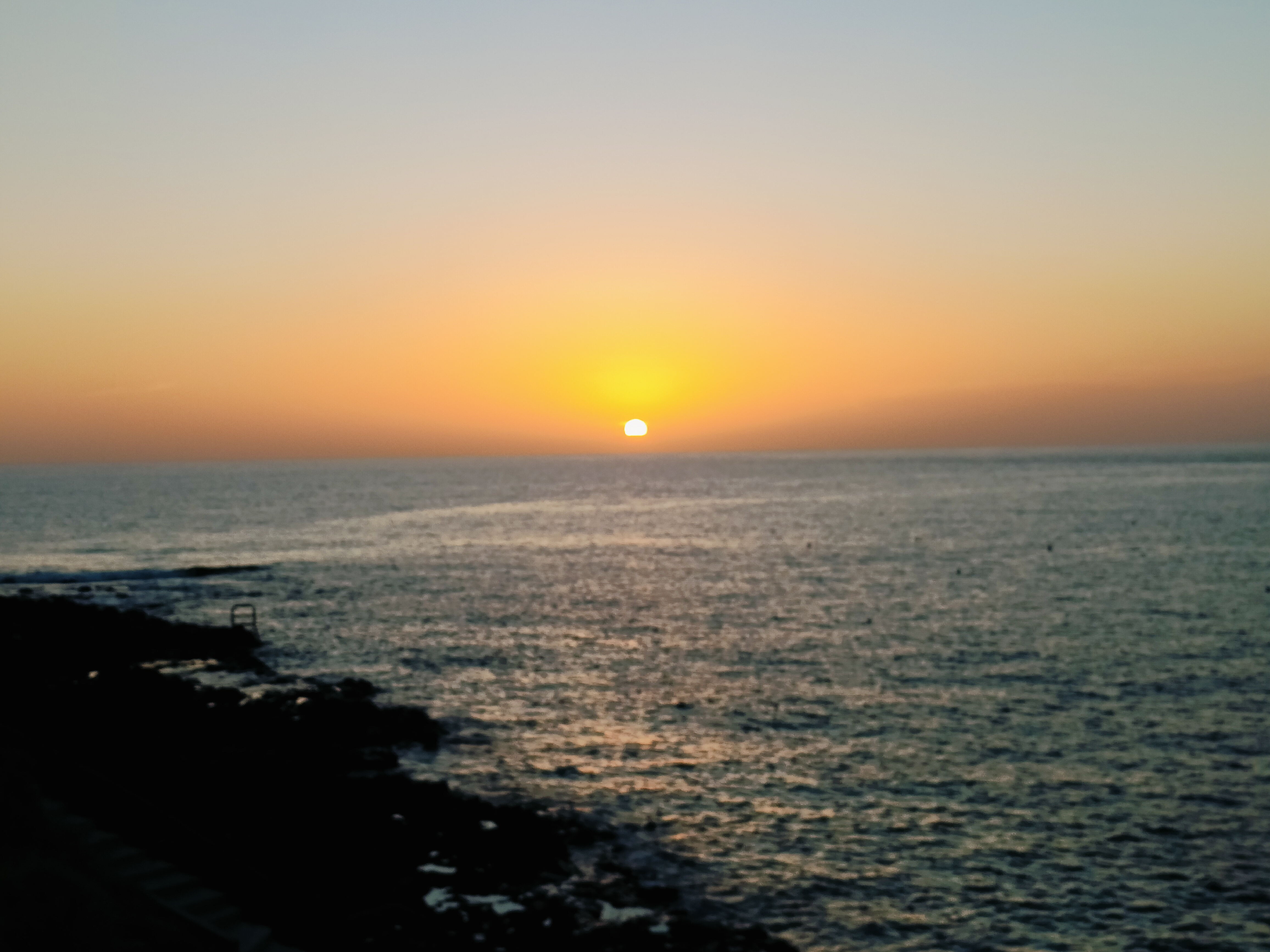 Aurinko laskee mereen Teneriffalla