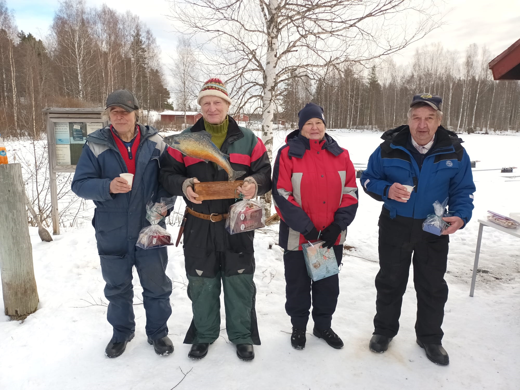 Pilkkikilpailujen palkintojen jako neljä henkilöä