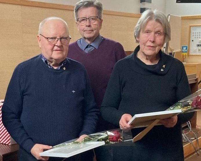 kunniamerkkien saajat ja yhdistyksen puheenjohtaja Pekka Hernesniemi