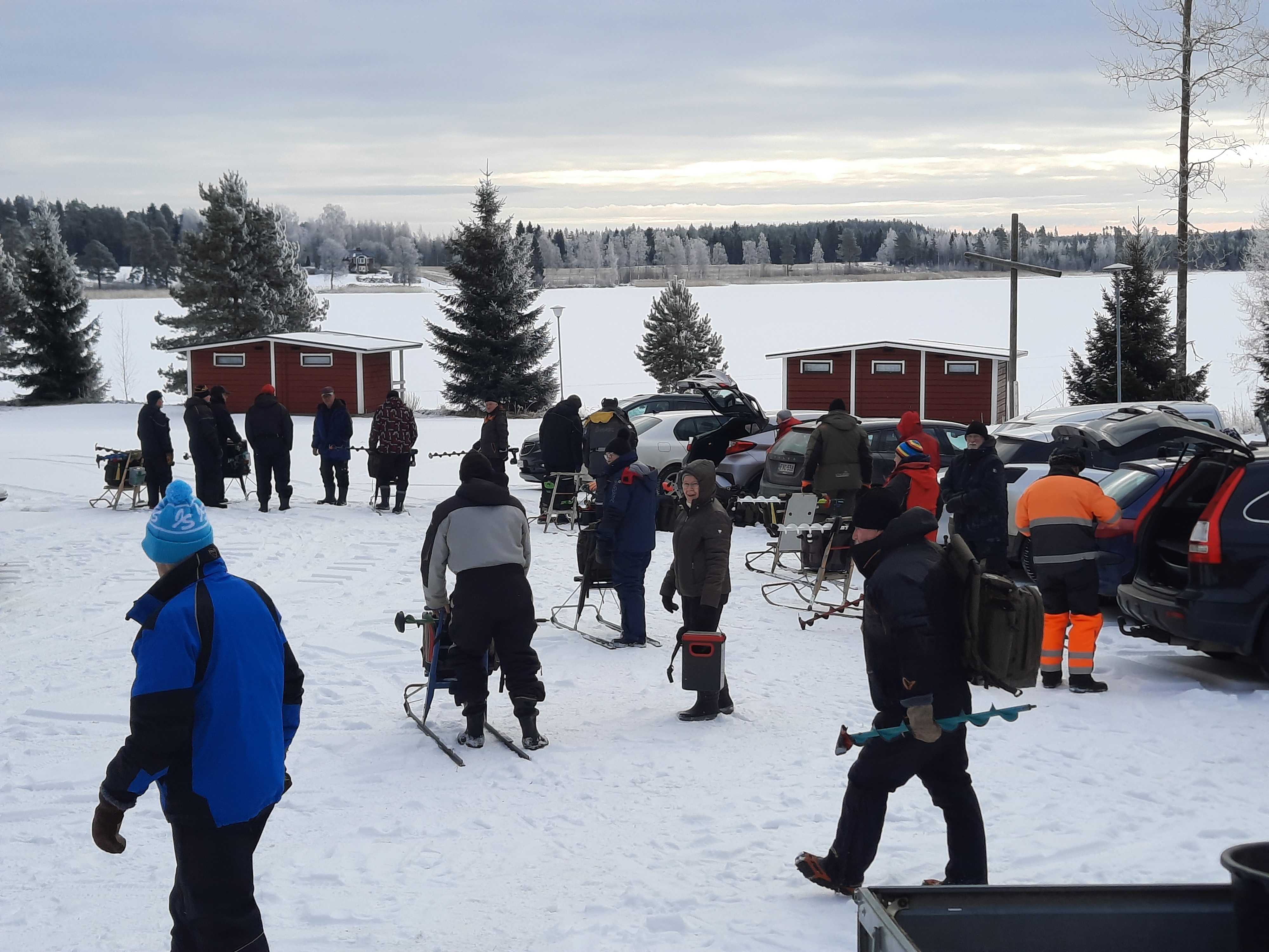 Ihmisiä jäälle