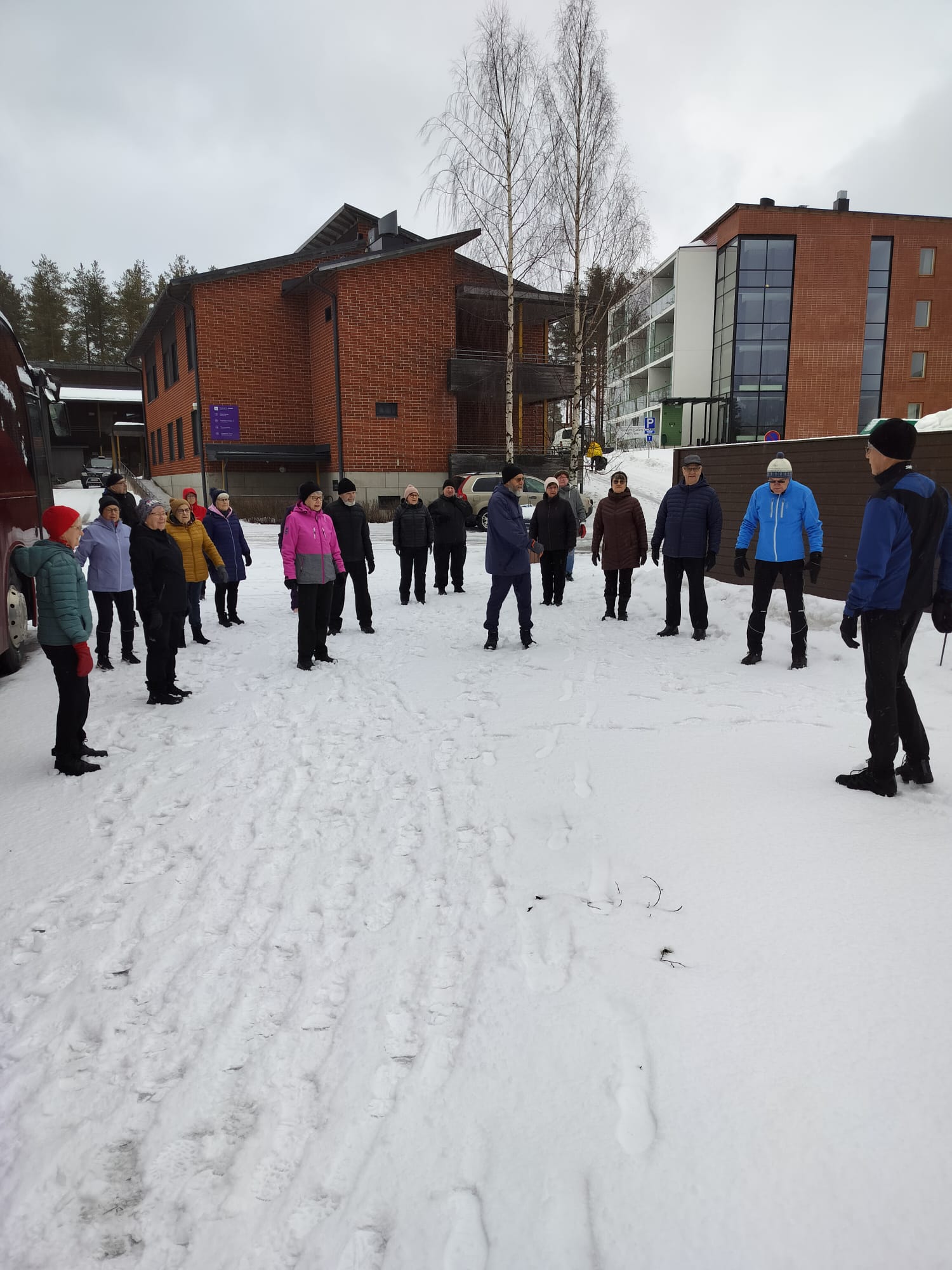 Leo Karhulahti vetää ensimmäisen aamun aamujumpan