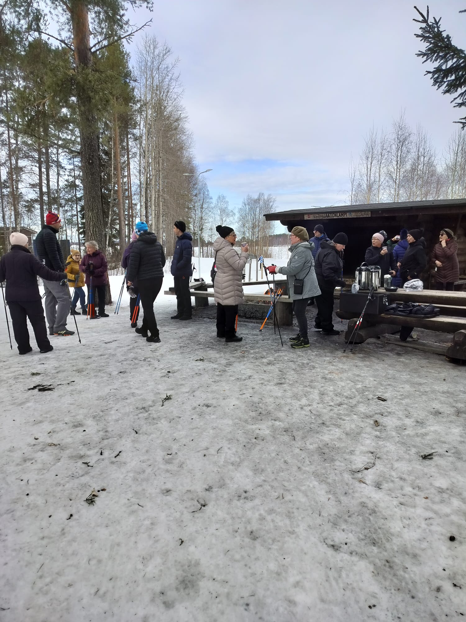Torstain aamupäivällä sauvakäveltiin laavulle, jossa nautittiin kahvia ja kuumaa mehua.