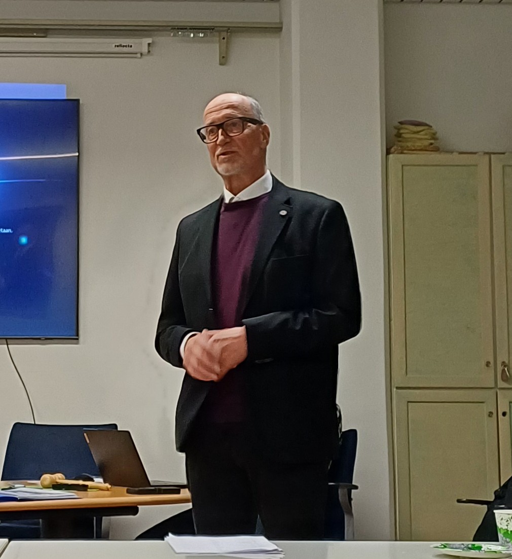 Kokouksen päätyttyä piirin pj. Hannu Korhonen kertoi piirin tärkeimmistä kuulumisiata ja suunnitelmista