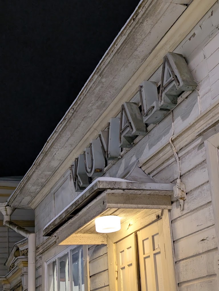 Elokuvateatteri Kuvalan sisäänkäynti