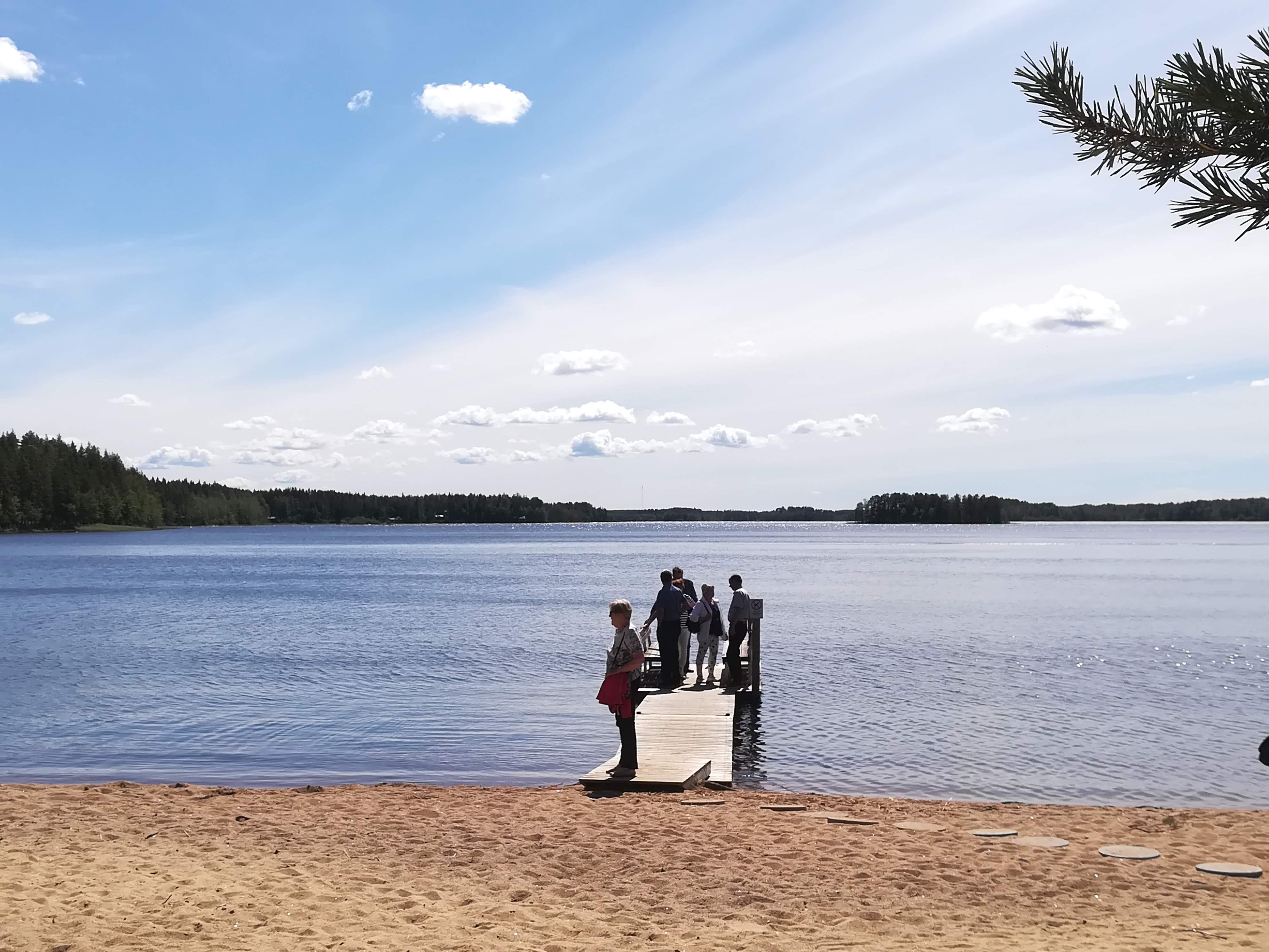 Ihmisiä laiturilla