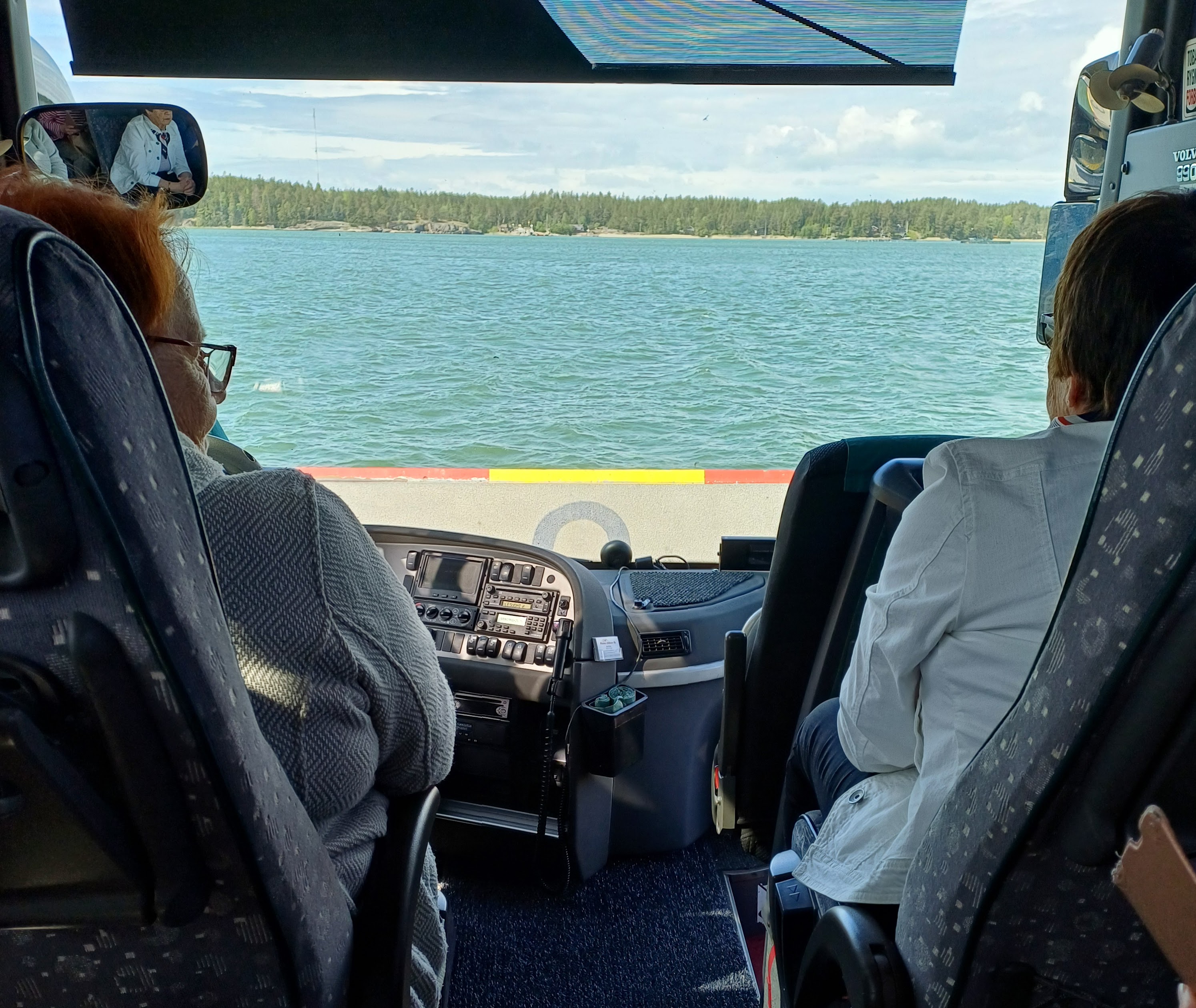 Tie päättyi ja ulappa aukeni. Odoteltiin rauhassa Varsinaisen satamassa lauttaa Kustavissa Brändö-saarelle