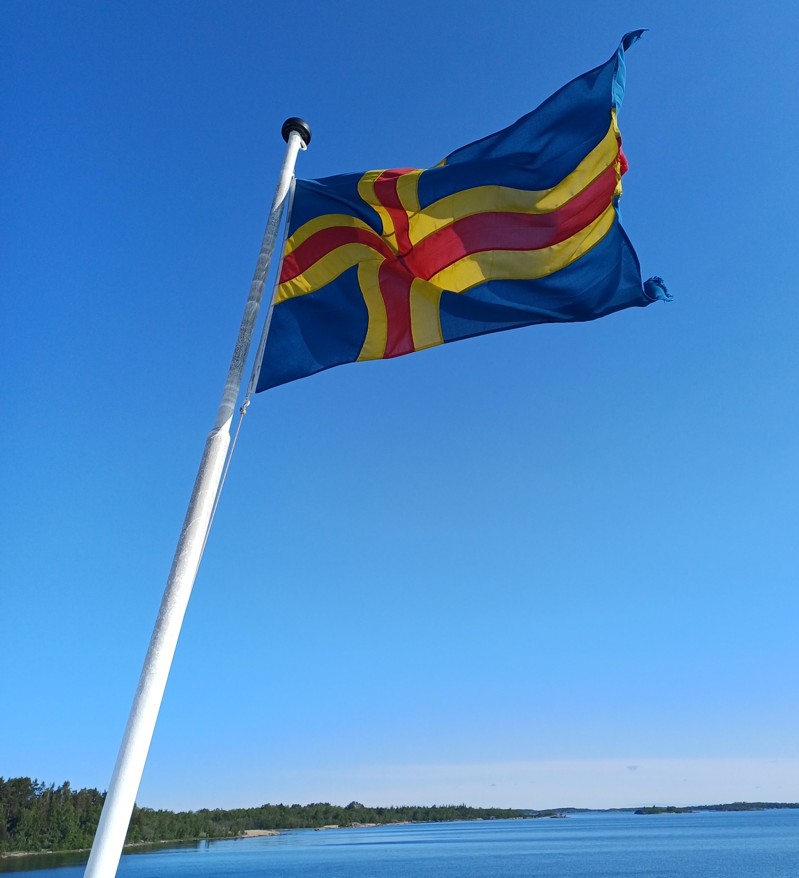 Ahvenanmaan lippu lautan keulassa