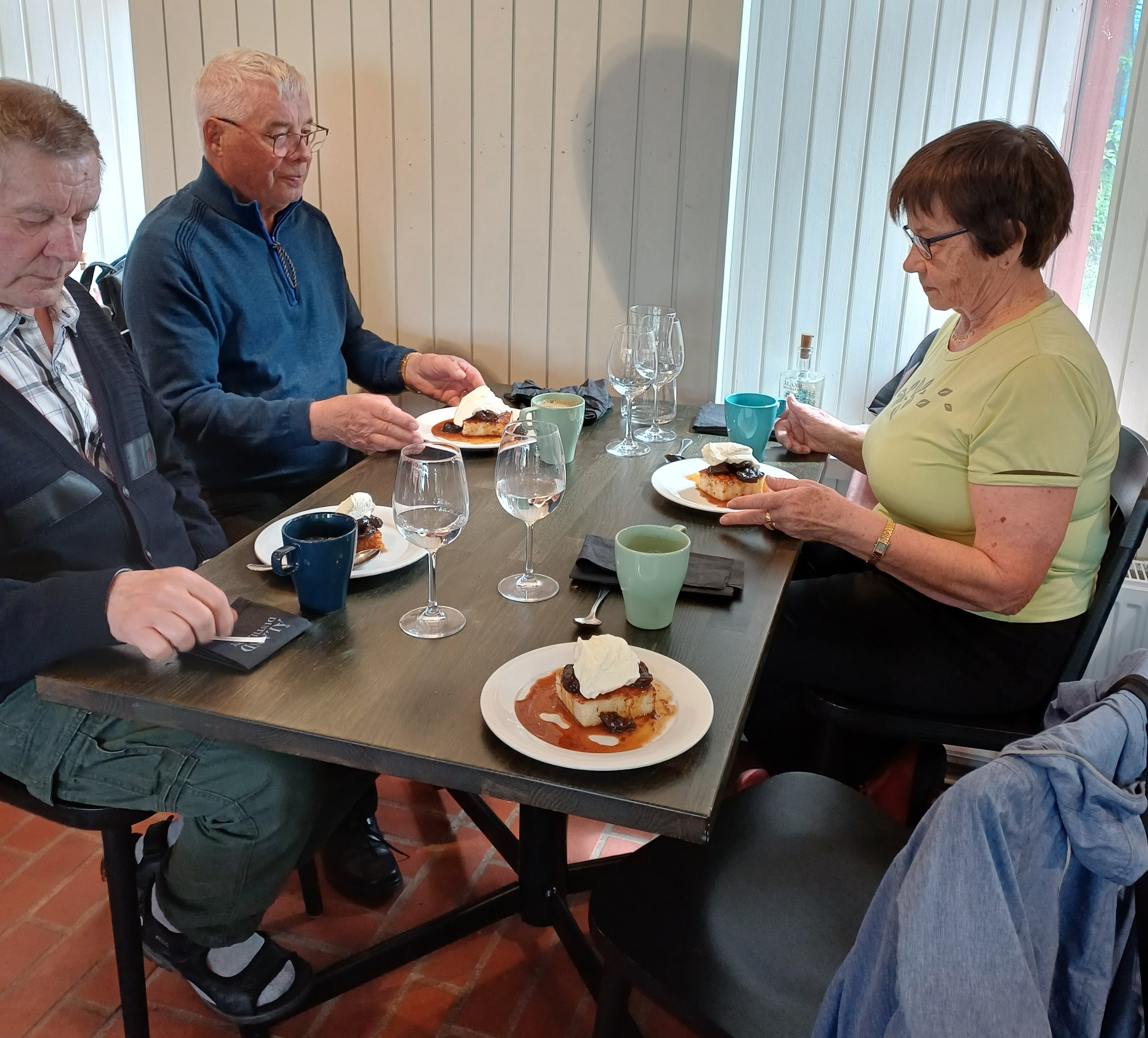 ..ja jälkkäriksi Ahvenanmaan pannukakun luumusopan ja kermavaahdon kera.